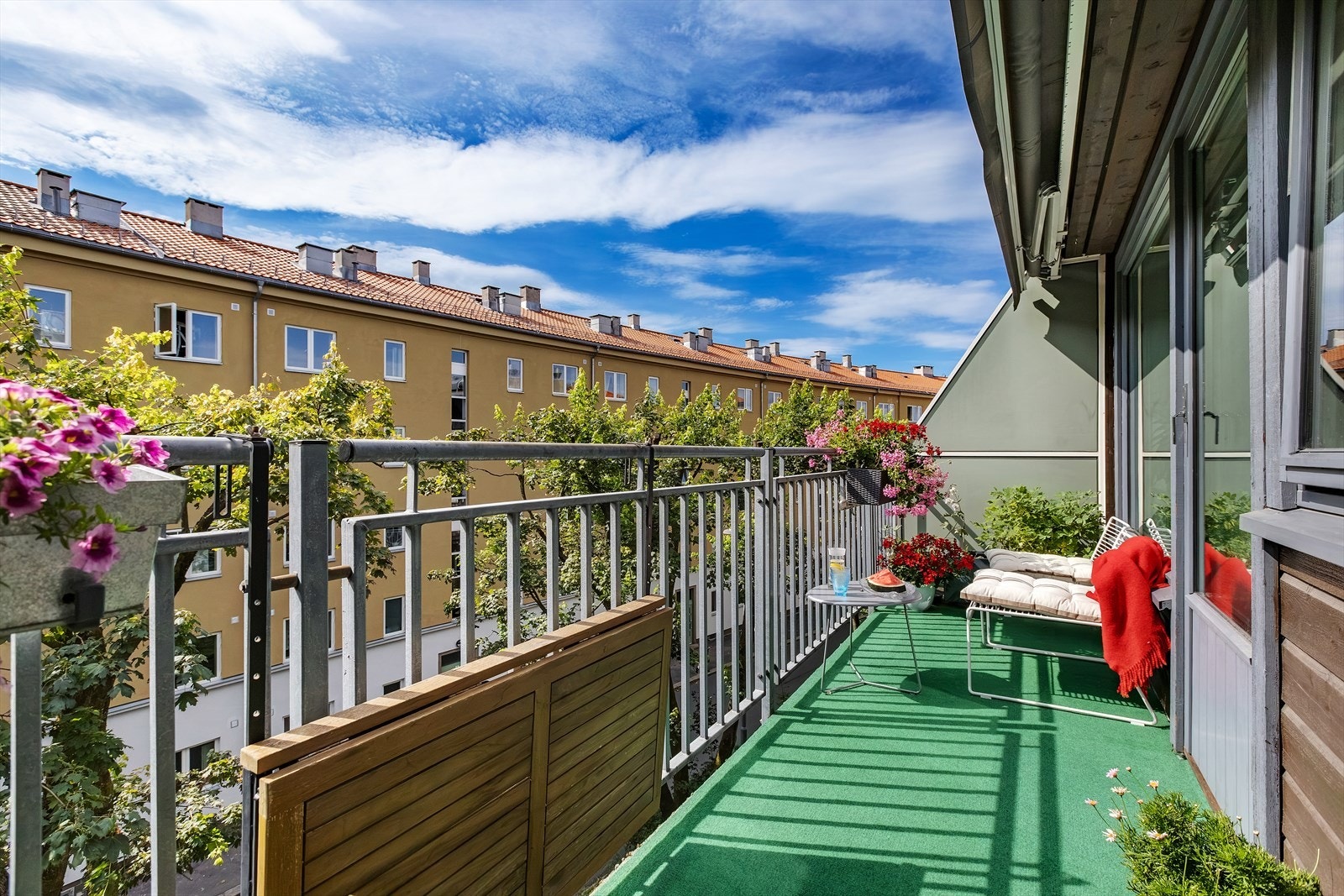 Balkongen fungerer som en naturlig og luftig forlengelse av stue-rommet. Galleribilde