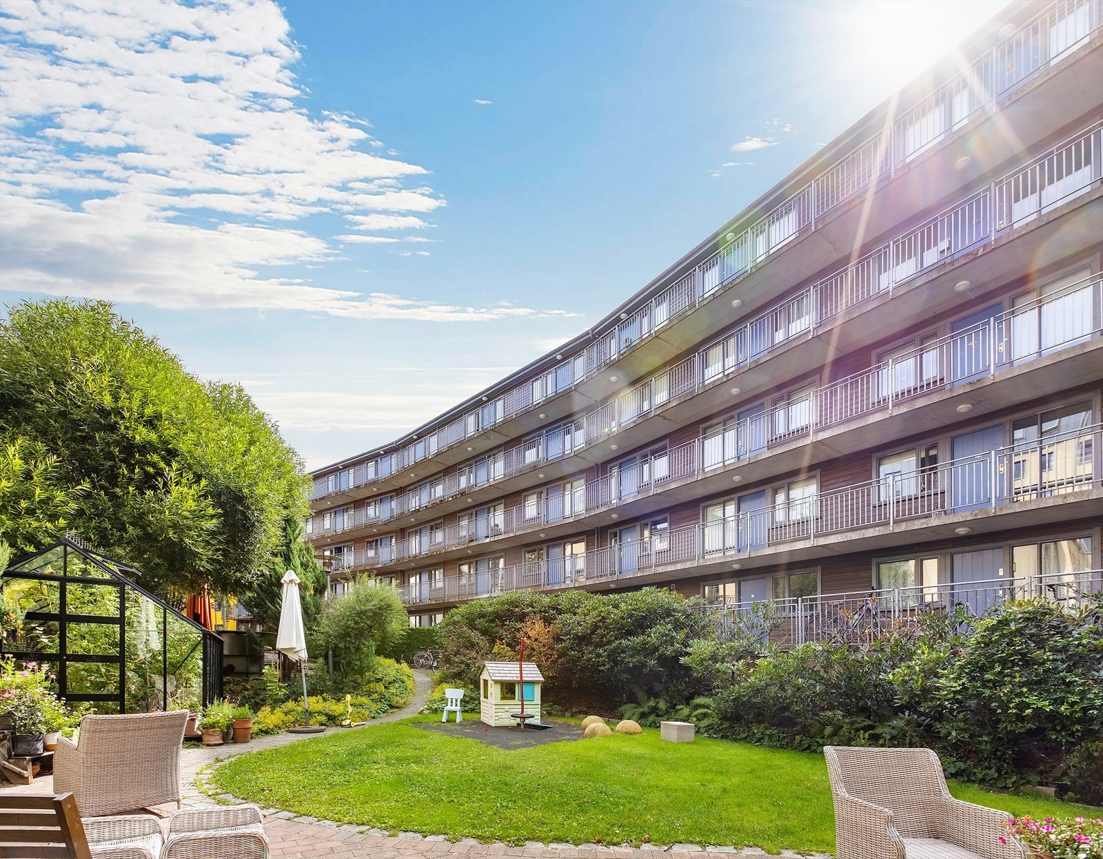 Bakgården har eget drivhus, flere sittegrupper og er godt tilrettelagt for de små. Galleribilde