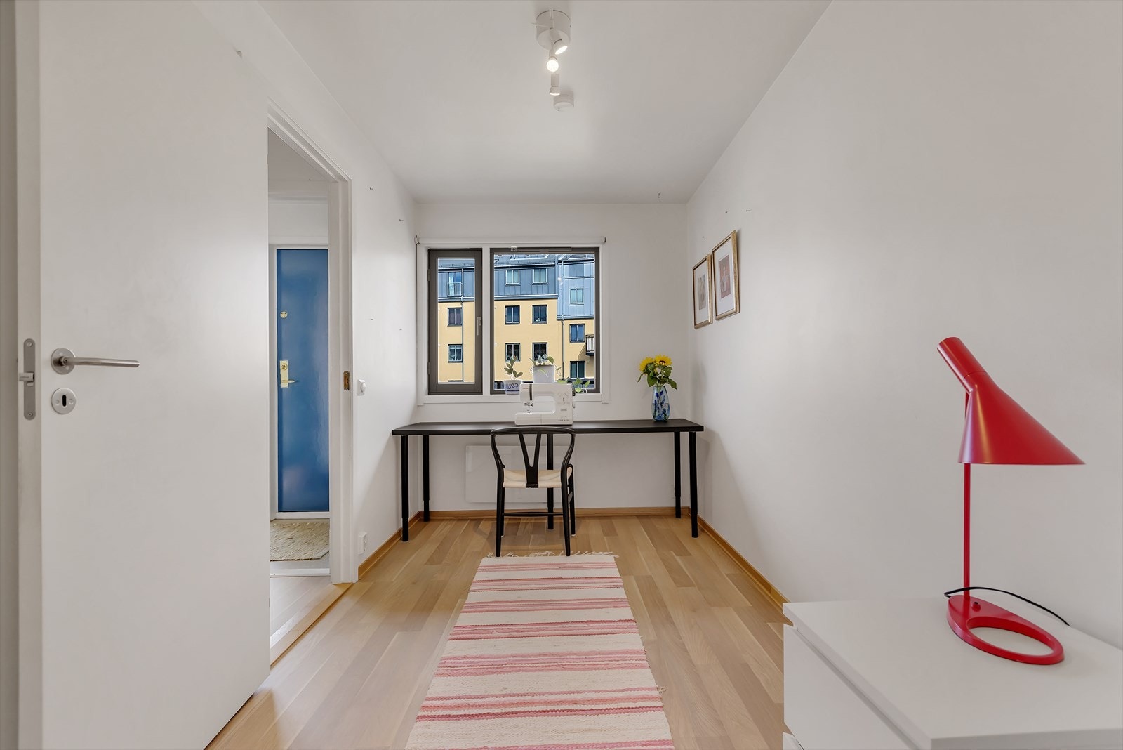 Rommet benyttes i dag både som soverom og kontor, en løsning som egner seg godt grunnet det generøse lysinnslippet. Galleribilde