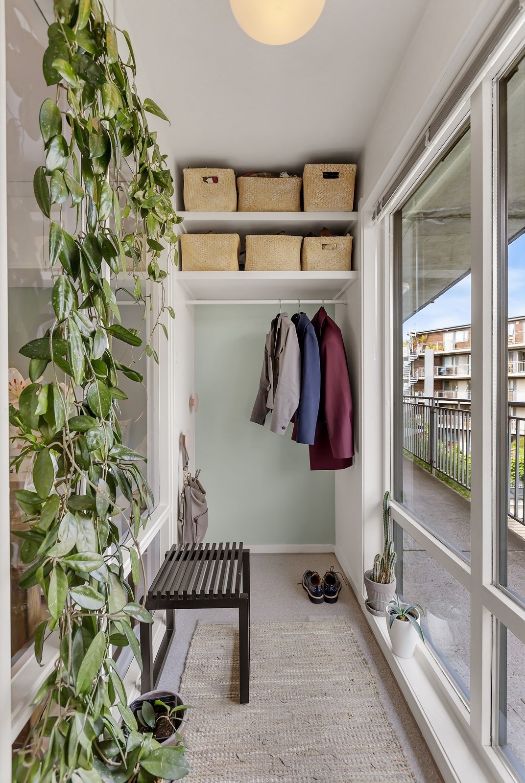 Det er god plass til å henge fra seg yttertøy og sette fra seg sko, noe som gjør rommet både praktisk og innbydende. Galleribilde