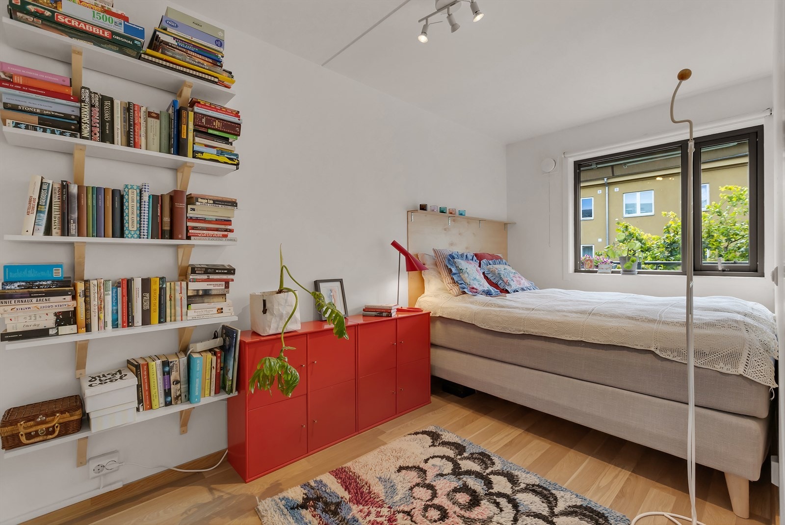 Leiligheten har to romslige soverom med plass til dobbeltseng/ enkeltseng og garderobeskap. Galleribilde