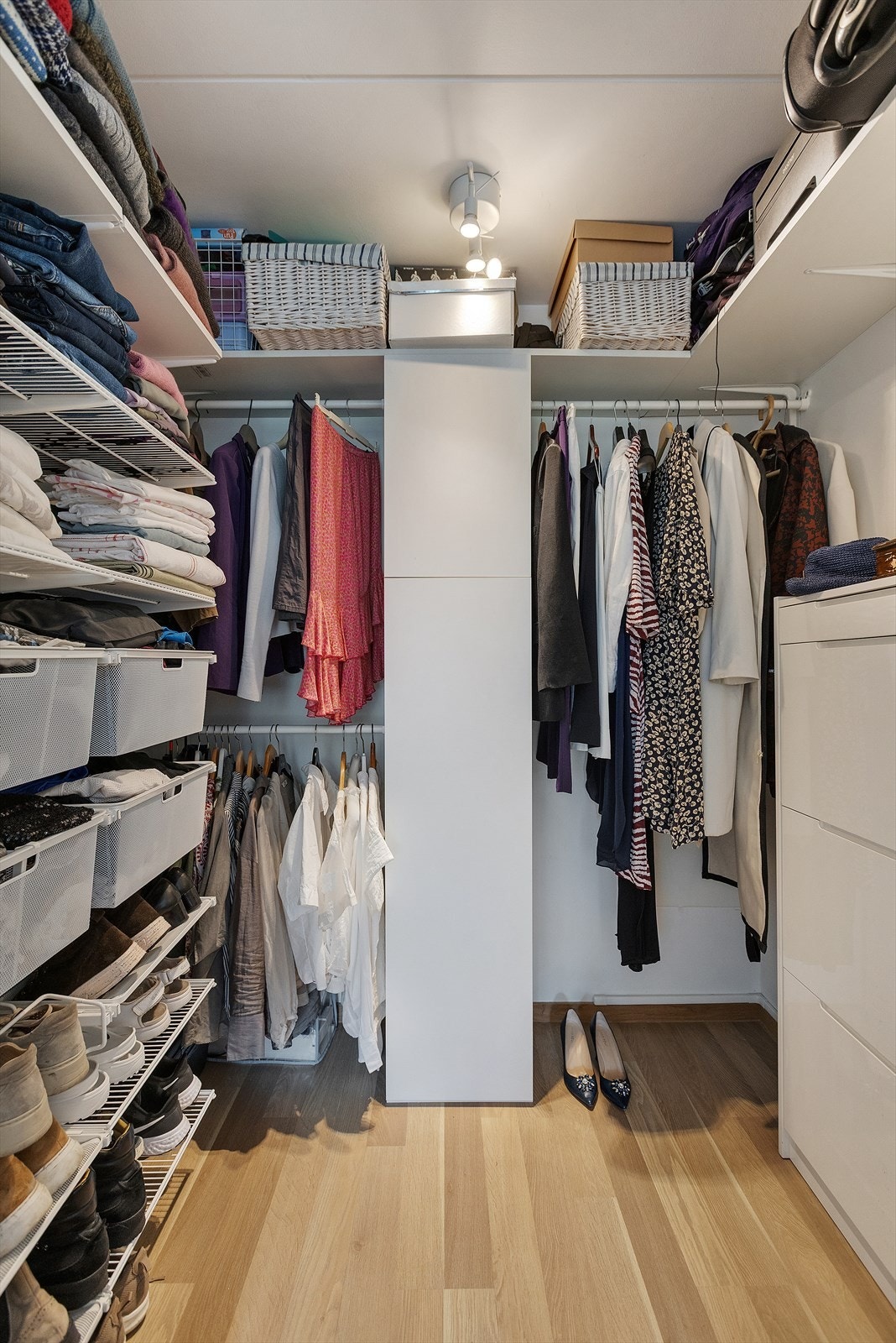 Hovedsoverommet har adkomst til eget garderoberom (walk-in closet), som gir ekstra oppbevaringsplass. Galleribilde