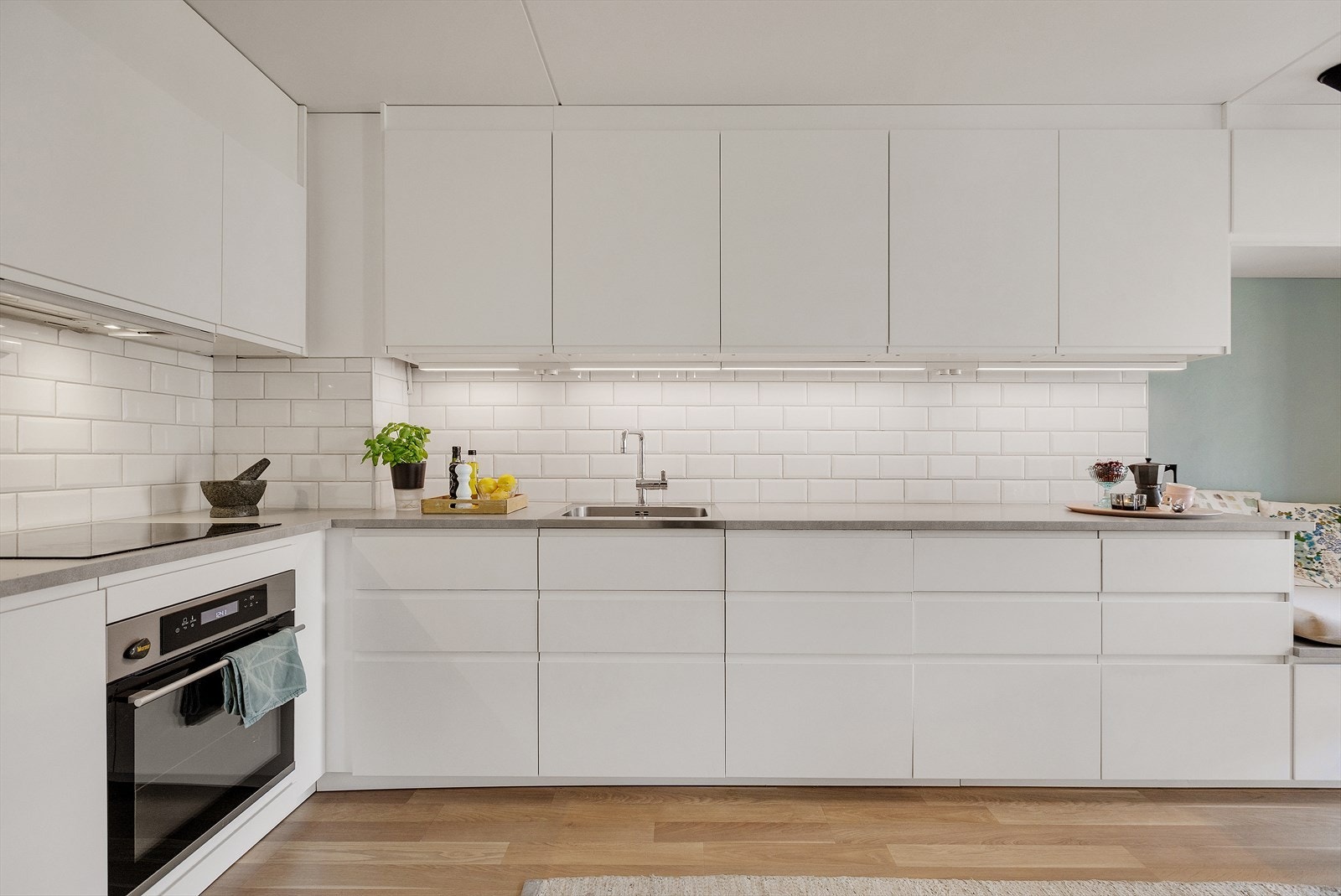 Kjøkkenet har integrerte hvitevarer som komfyr, induksjonstopp, oppvaskmaskin og kjøl/frys. Galleribilde