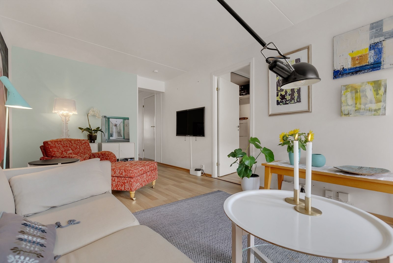 Stuen har en naturlig fordeling av ulike soner, som gjør den lett å møblere. Galleribilde