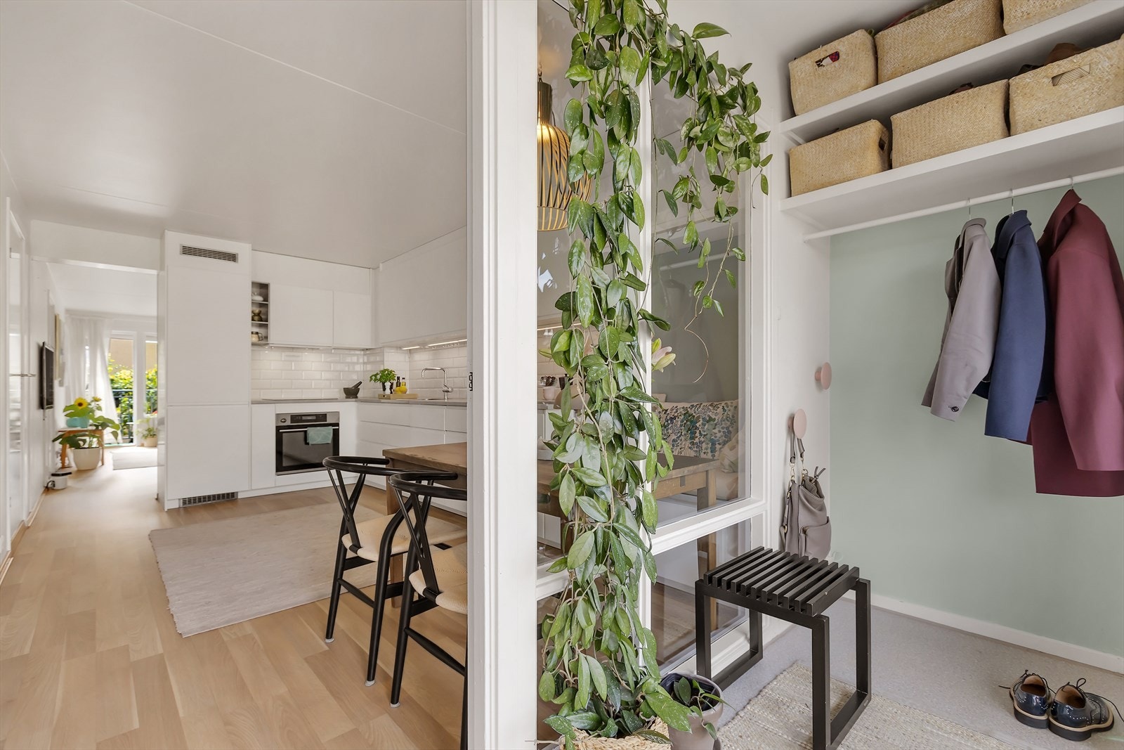 Lys og romslig entré i tilknytning til kjøkkenet. Galleribilde