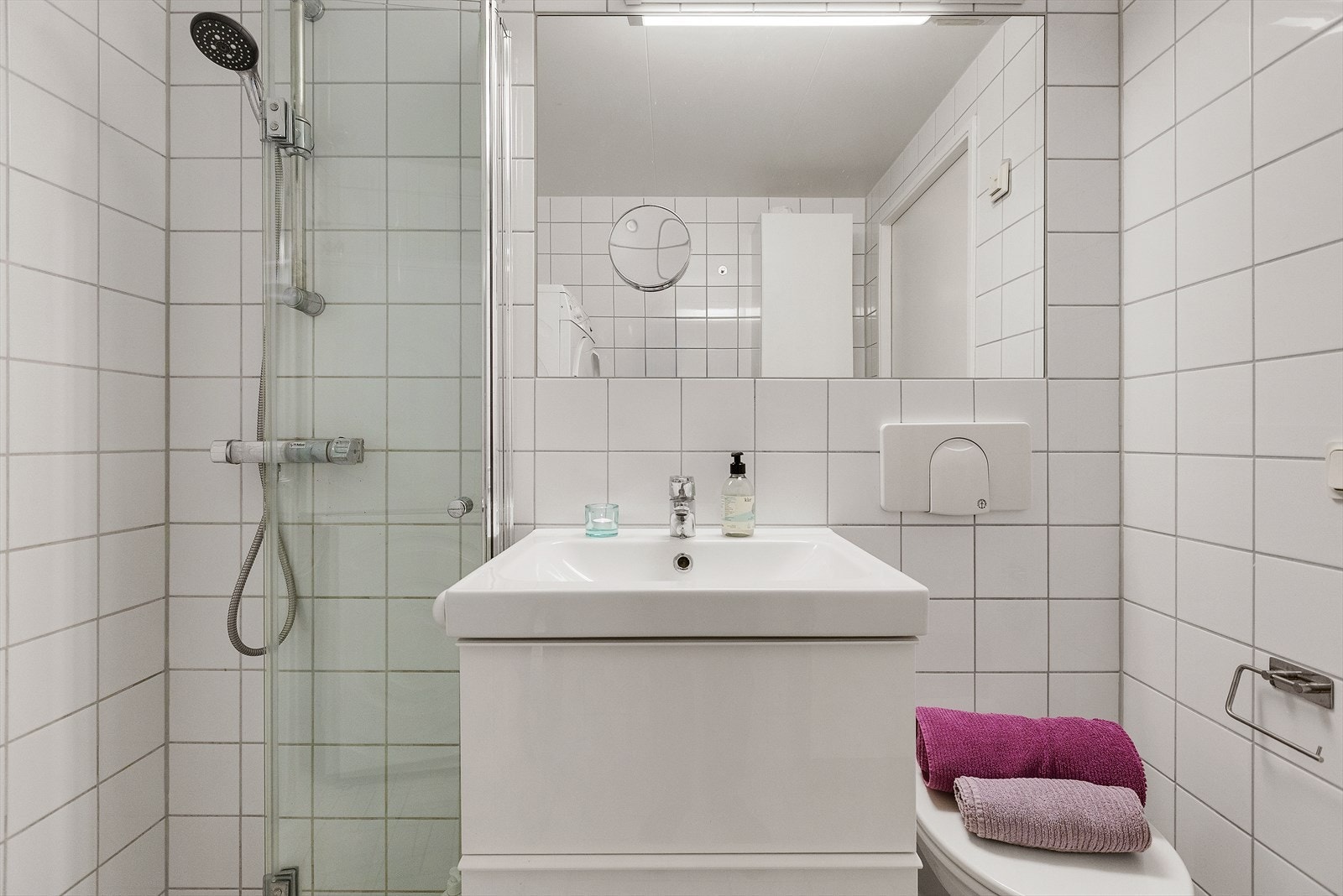 Pent og lyst flislagt baderom. Galleribilde