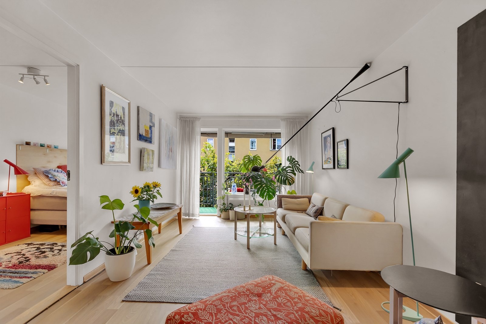 Stor og lys stue med god plass til sofagruppe, mediamøbler og spisebord. Galleribilde