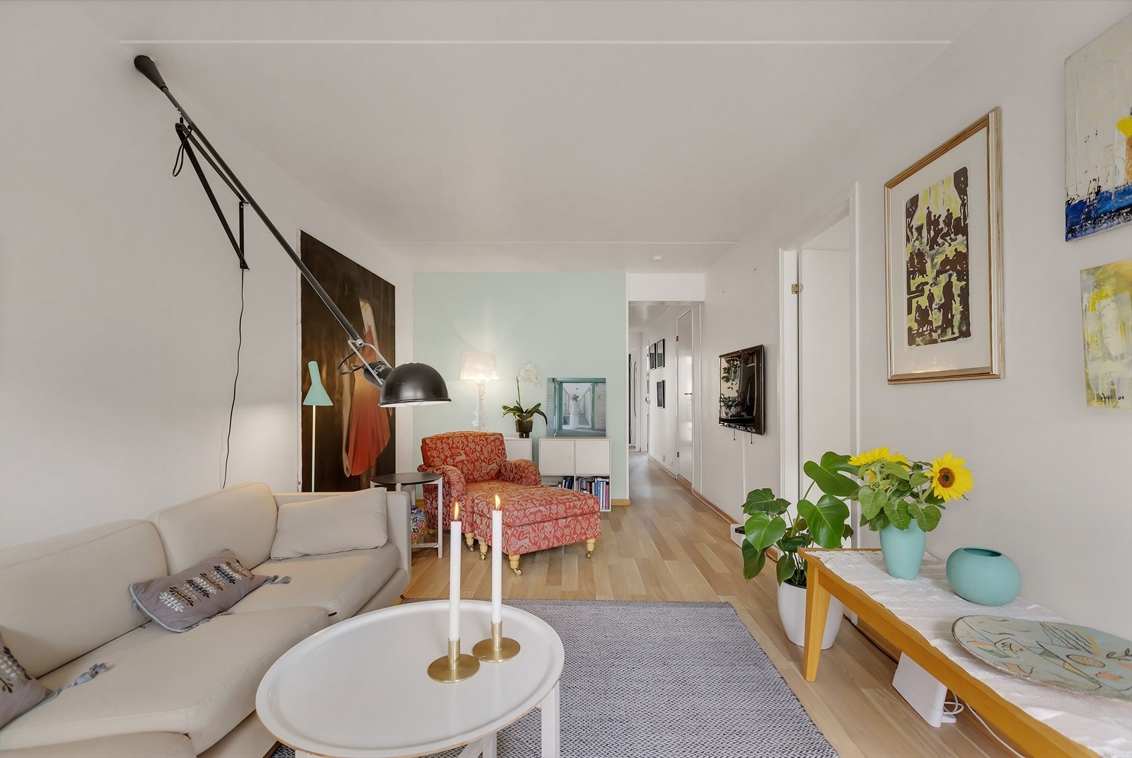 Planløsningen mellom stue og kjøkken er delvis åpen, svært luftig og innbydende. Galleribilde