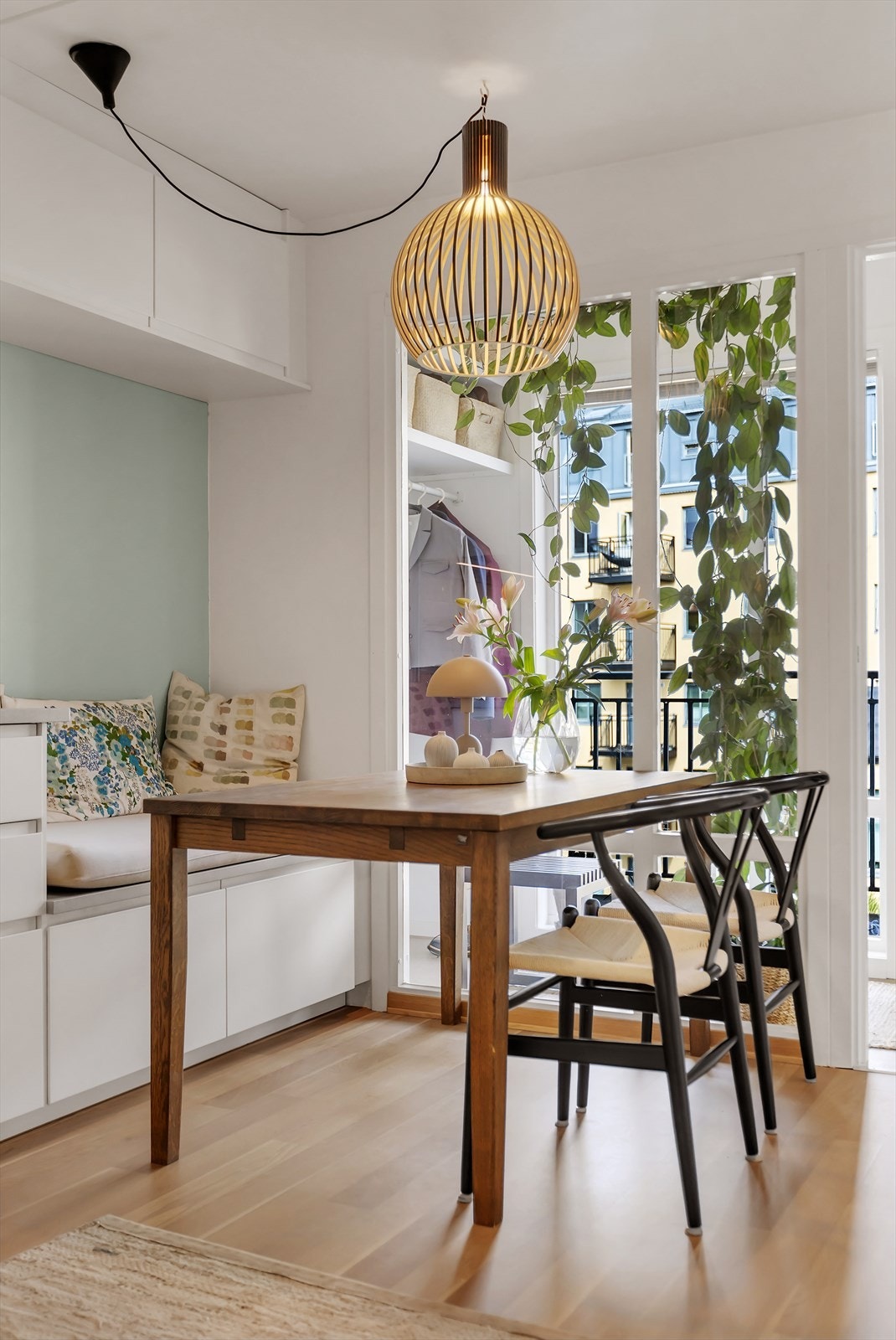 En benk i forlengelse av kjøkkeninnredningen bidrar til å skape en naturlig og sosial sone. Galleribilde