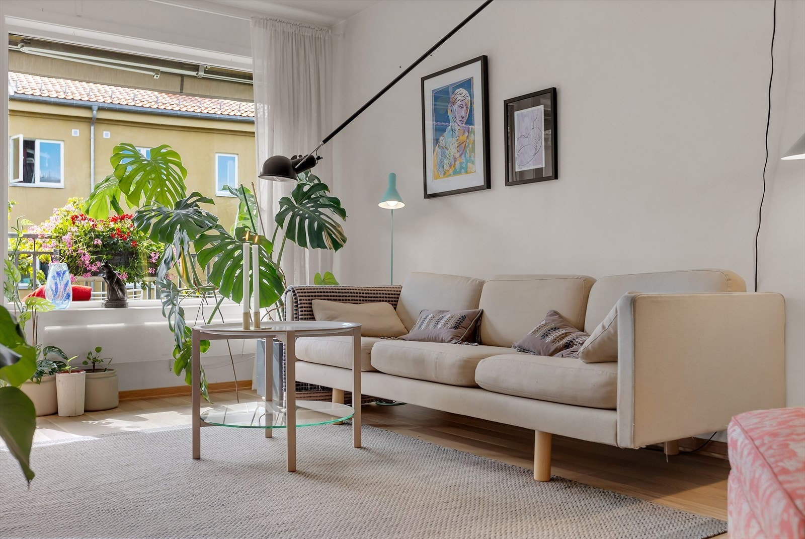 Store vindusflater sørger for rikelig med naturlig lys. Galleribilde