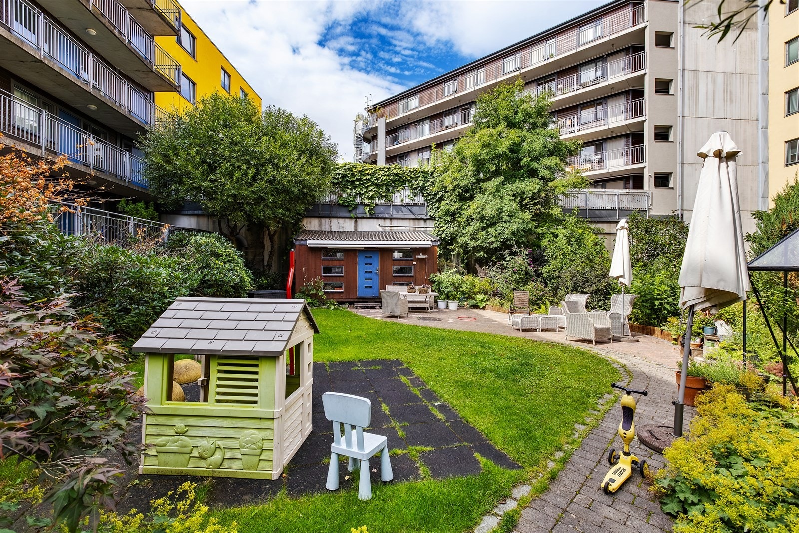 Pen og frodig bakgård. Galleribilde