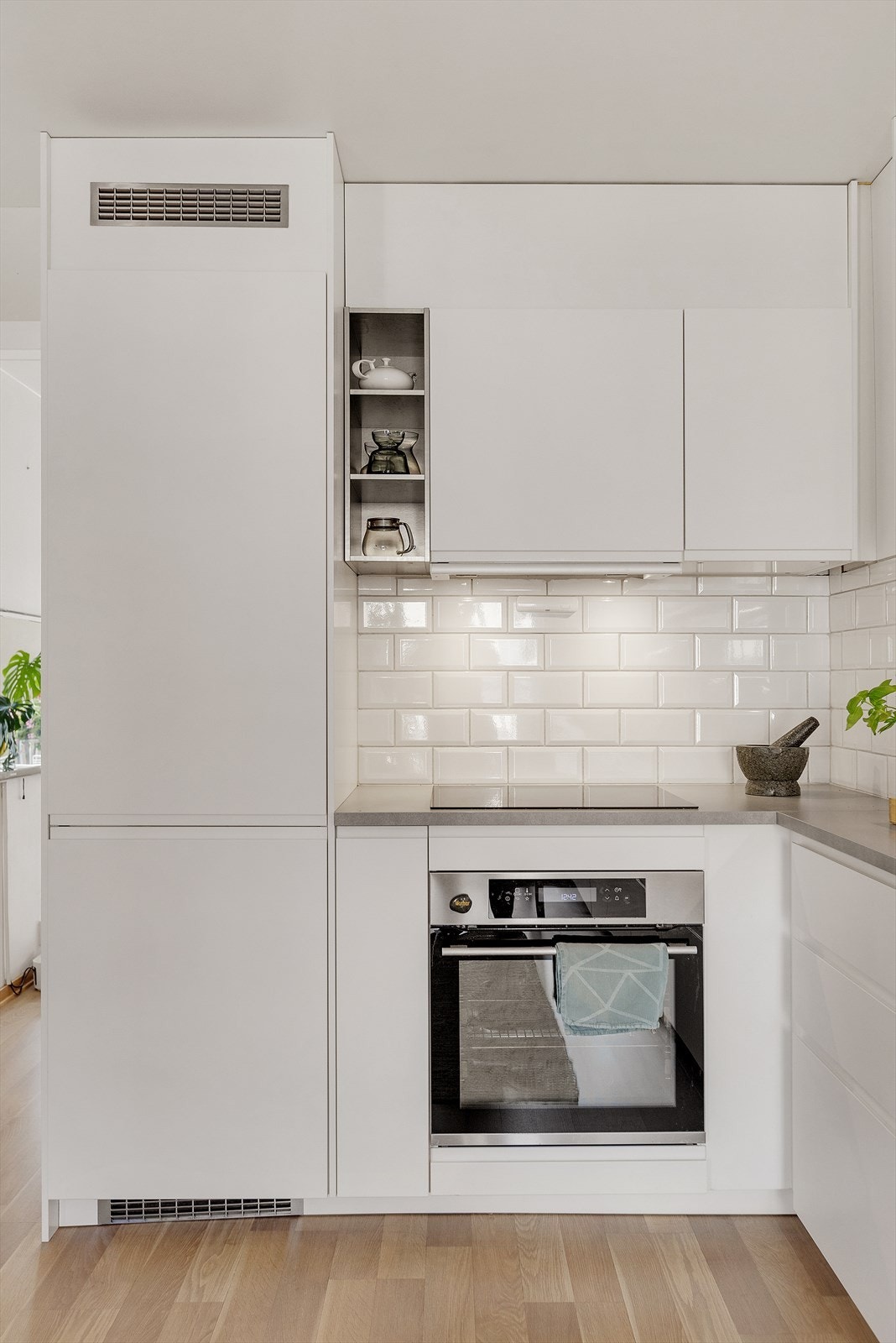 Det er montert Waterguard i benkeskapet, og komfyrvakt er etablert. Galleribilde