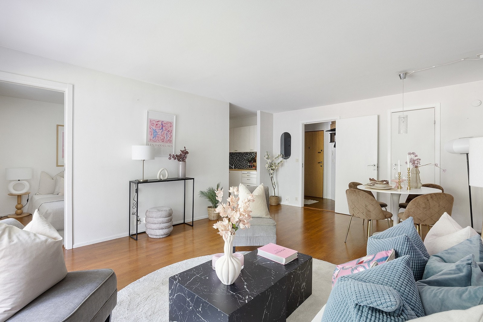 Flere møbleringsmuligheter med plass til sofa, stuebord og spisebord m.m. Galleribilde