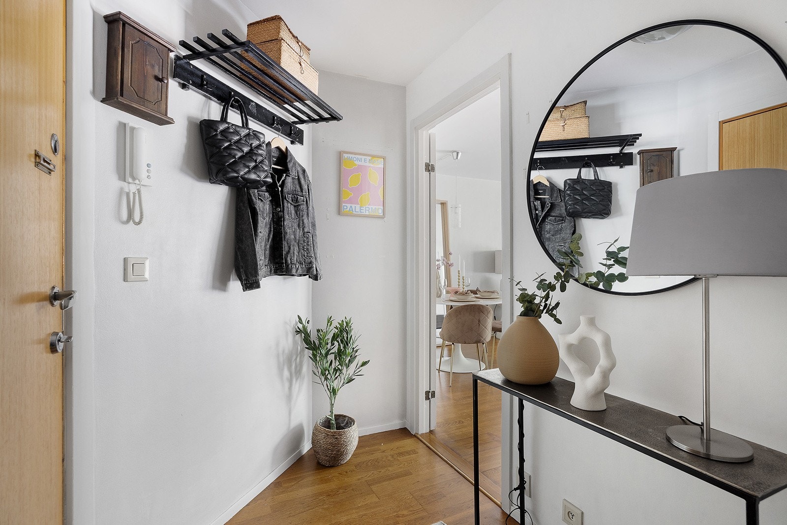 Innbydende entré med plass til å henge fra seg yttertøy og sko. Galleribilde