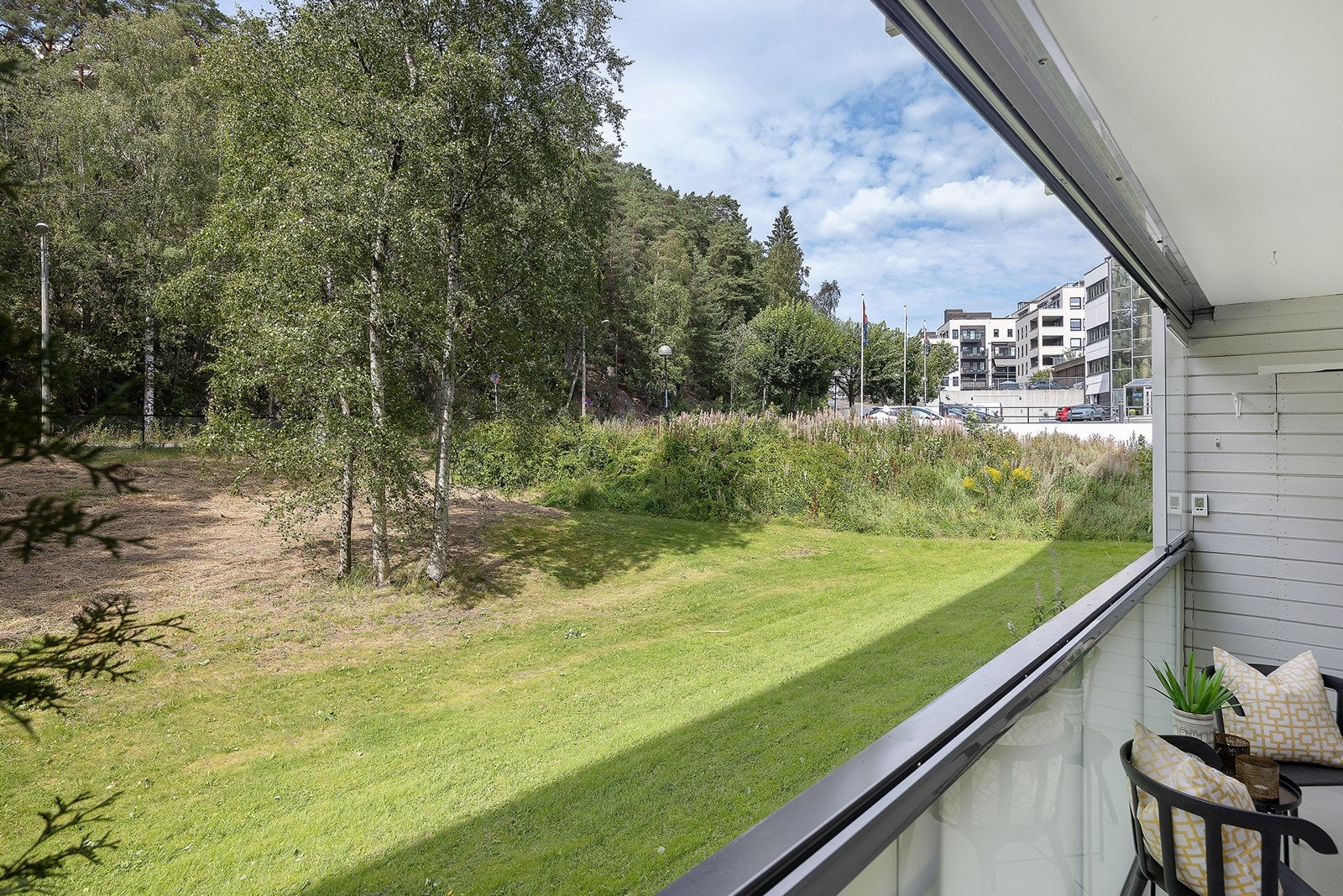 Hyggelig utsyn mot grøntområder. Galleribilde