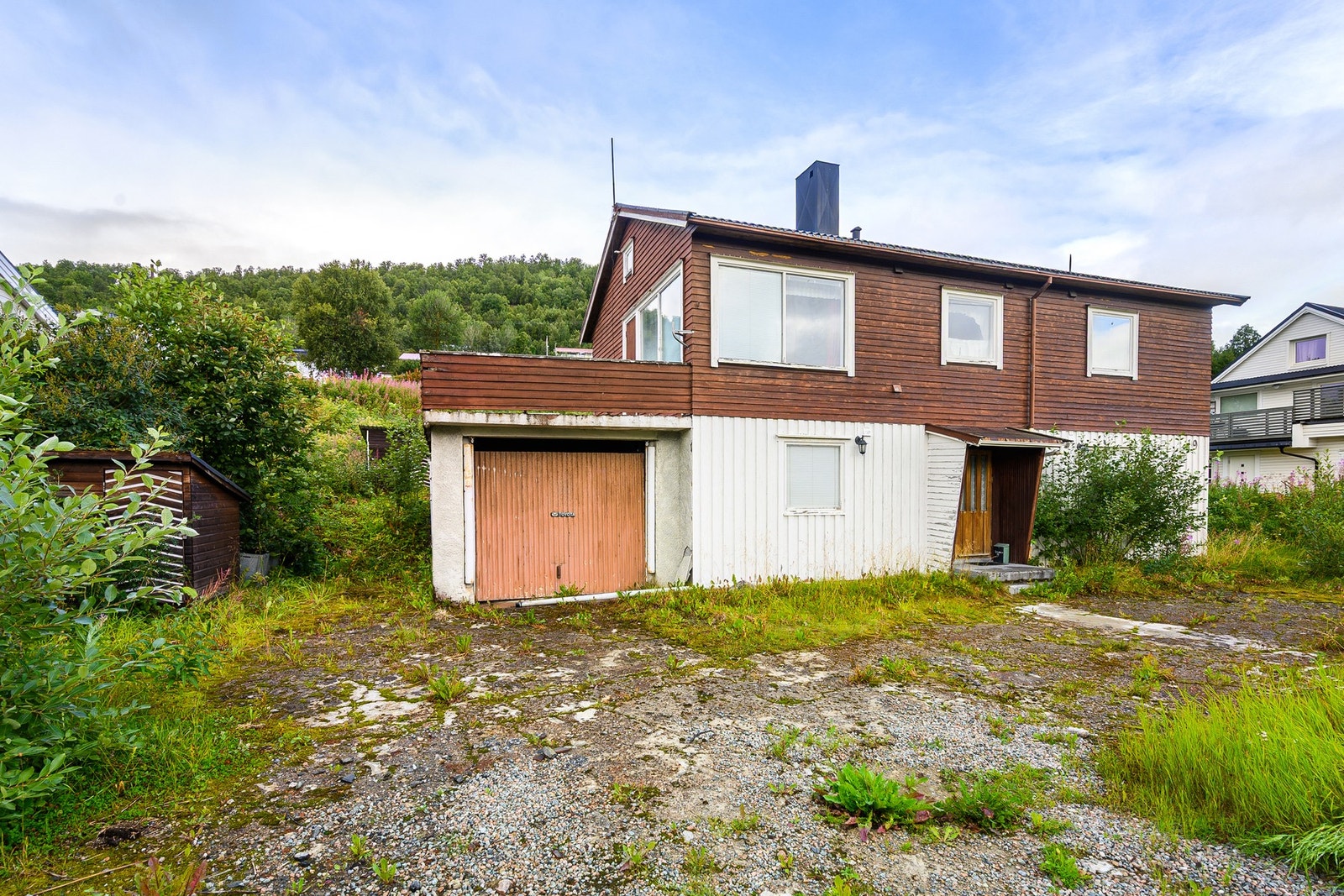 Stor og romslig gårdsplass Galleribilde