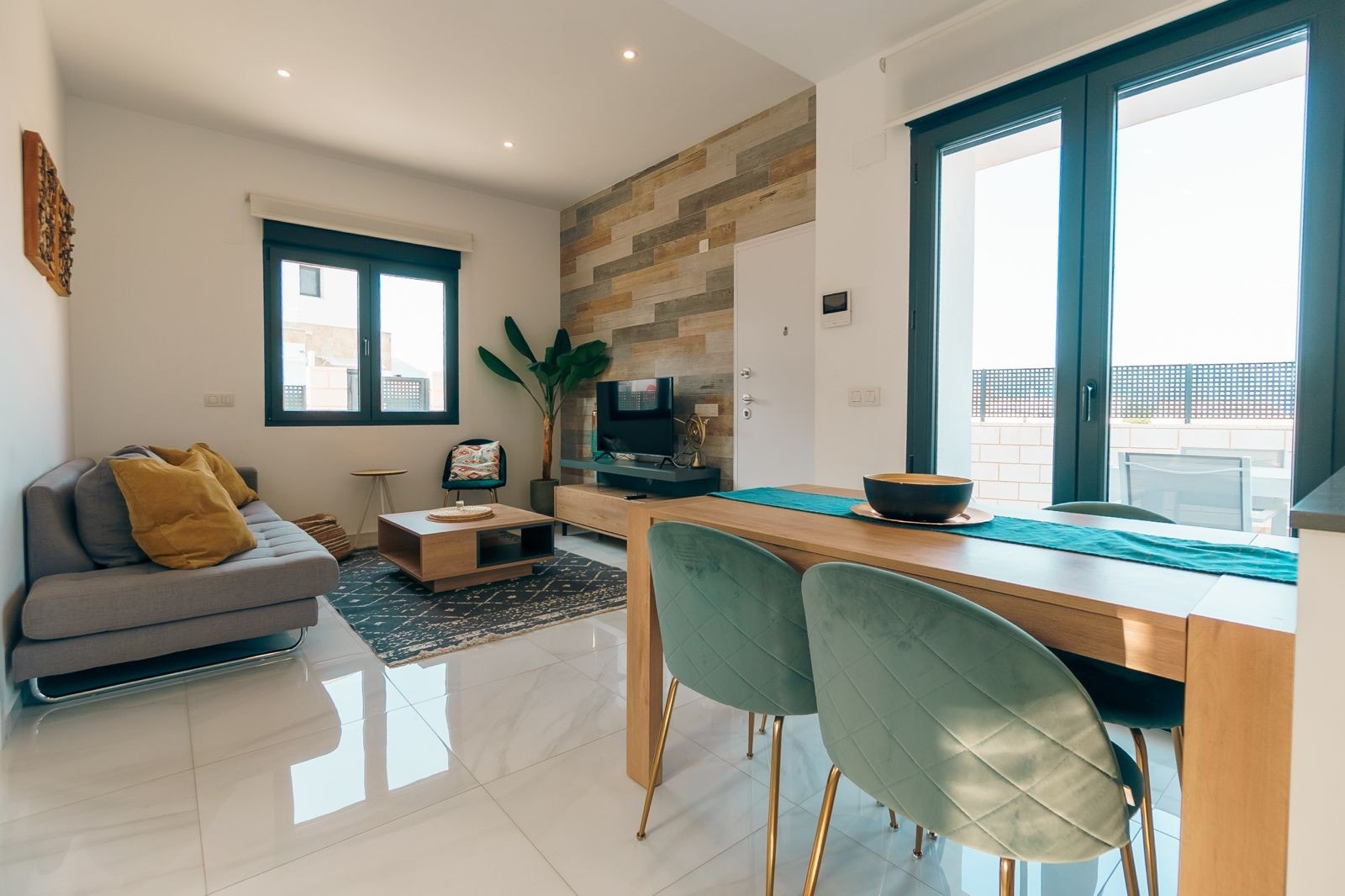 Elektriske utvendige persienner på alle vinduer Galleribilde