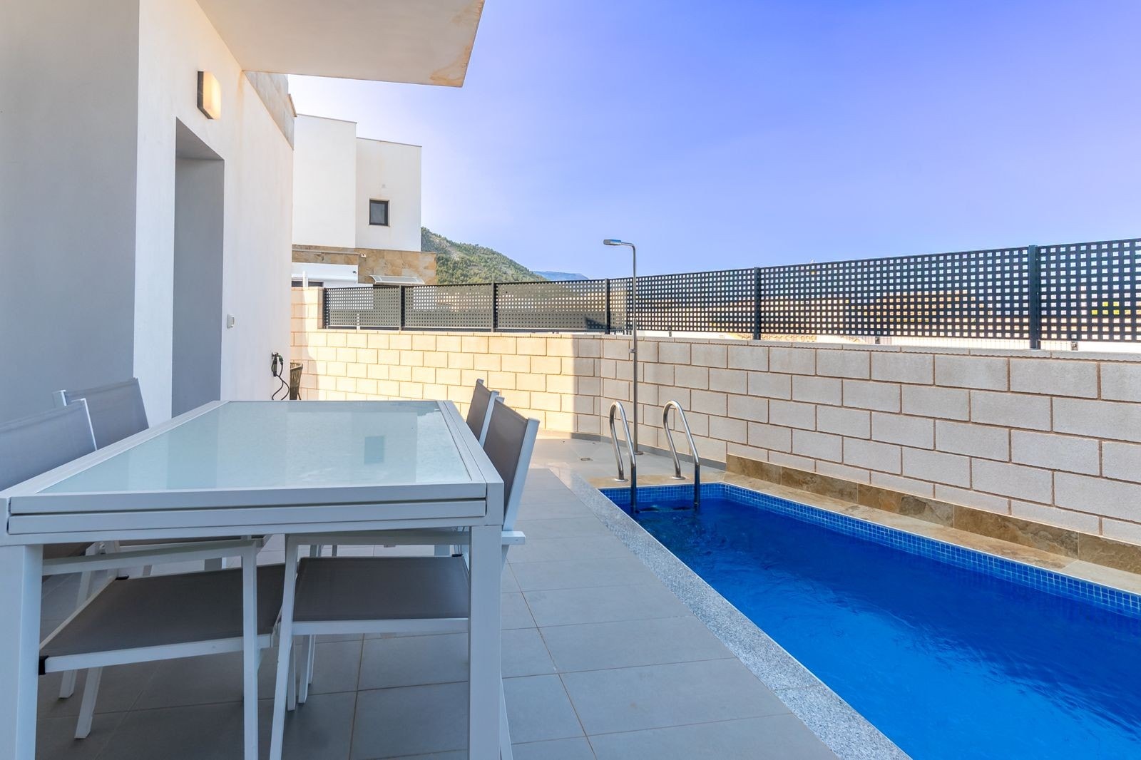 Nydelig sjø- og fjellutsikt Galleribilde