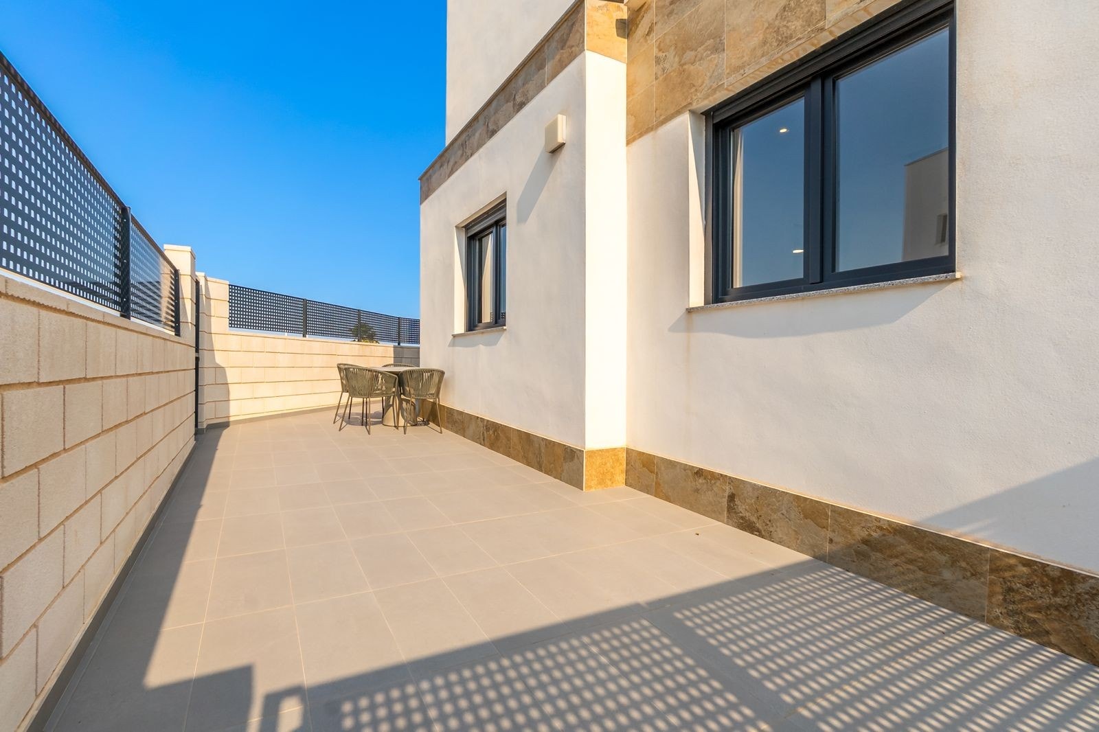 Inngjerdet tomt med privat parkering Galleribilde