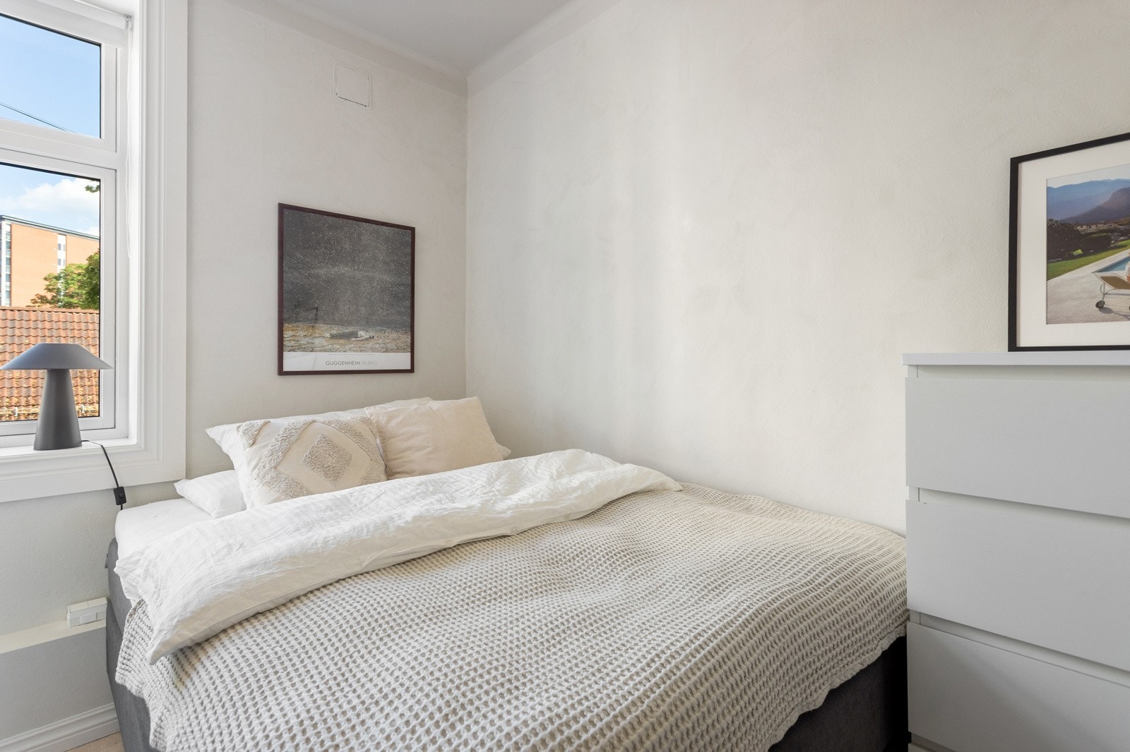 Her får du plass til dobbeltseng og kommode. Galleribilde