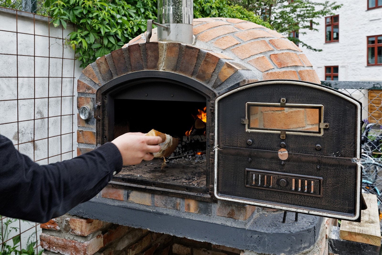 Pizzaovn i bakgården. Galleribilde