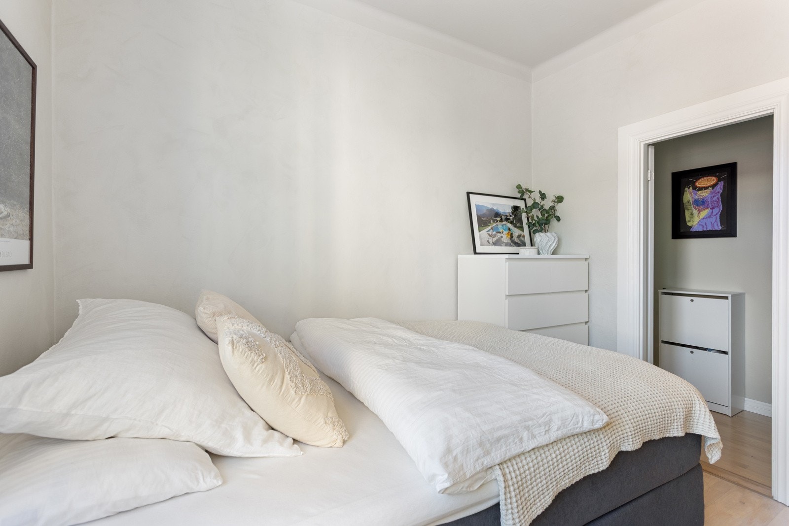 Fra soverommet har du direkte adkomst til badet. Galleribilde