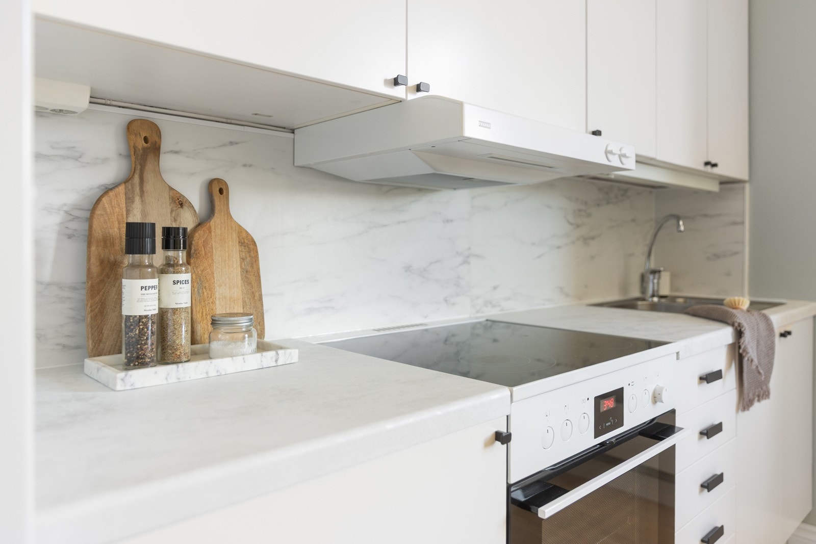 Kjøkkenet ble oppgradert i senere tid med nye fronter,benkeplate m/folie, plate over kjøkkenbenken og ventilator. Galleribilde