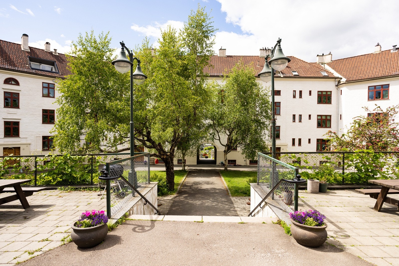 Leiligheten ligger nydelig til i grønne og skjermede omgivelser på Rosenhoff. Galleribilde