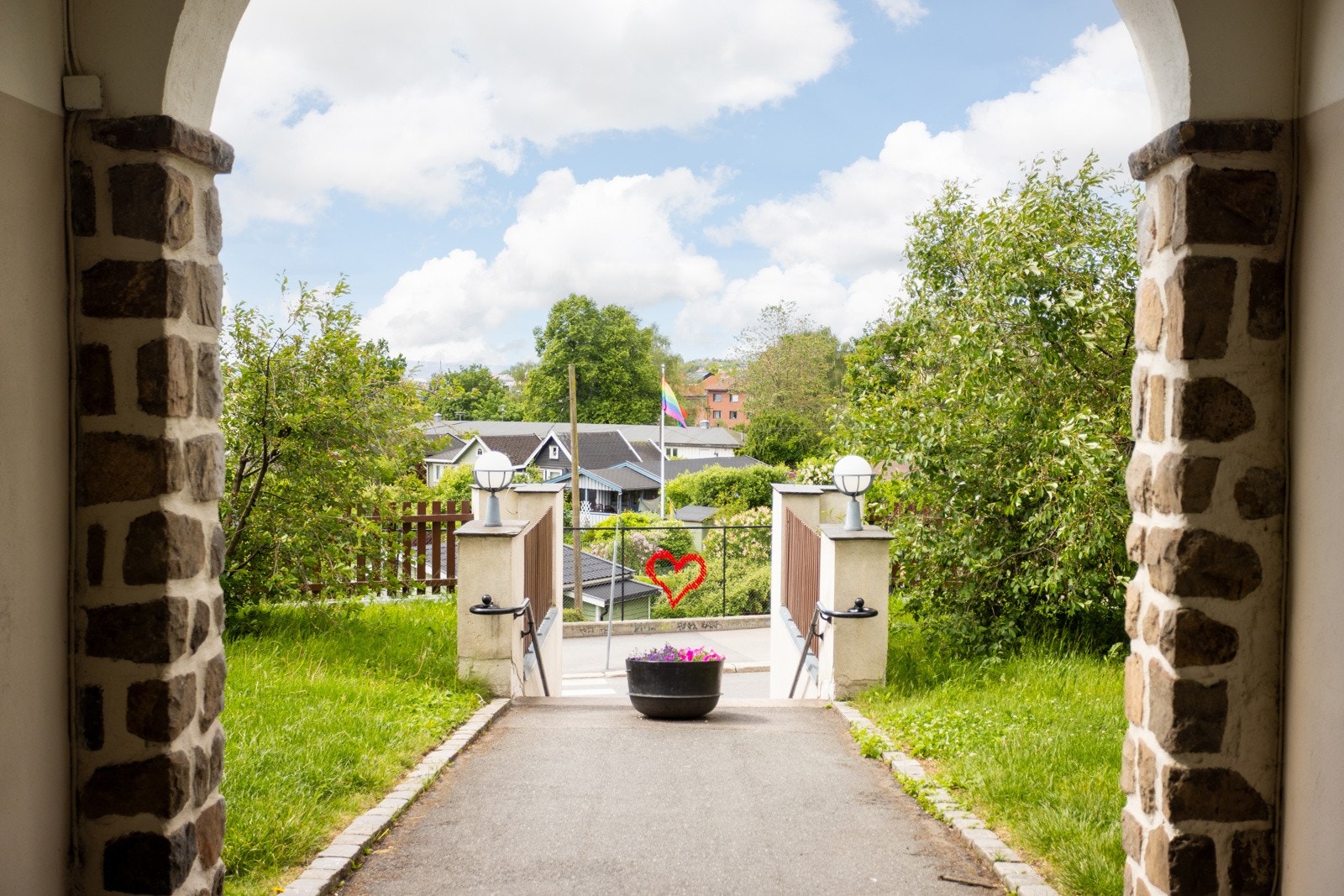 Herfra har du kort vei til trikk, buss og t-bane, samt butikker og serveringssteder. Galleribilde