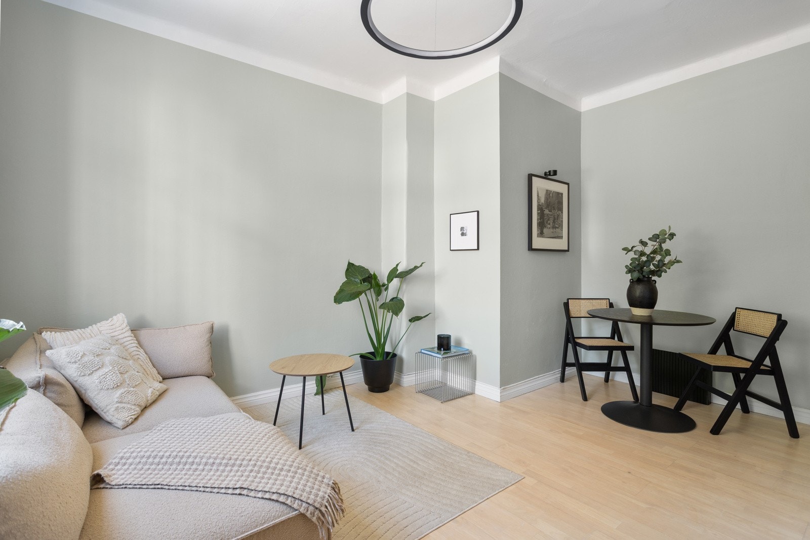 Her har du god plass til en stor sofa og tilhørende tv-møblement. Galleribilde