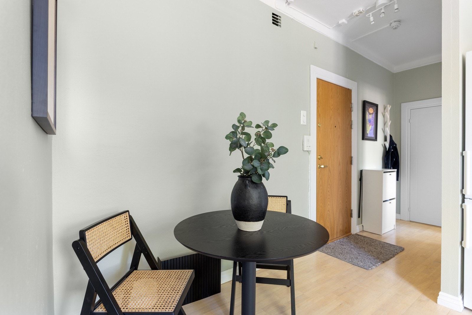 Fin entré med plass til skoskap og jakkeoppheng. Galleribilde