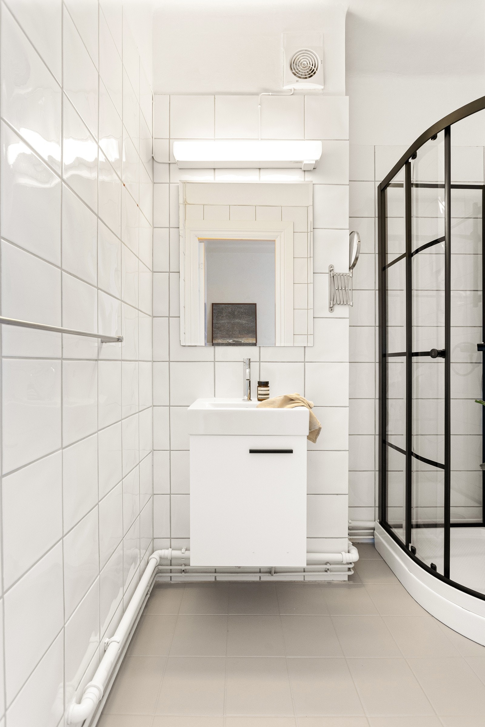 Badet er modernisert i 2025 med bl.a. nytt servantskap og dusjkabinett. Galleribilde