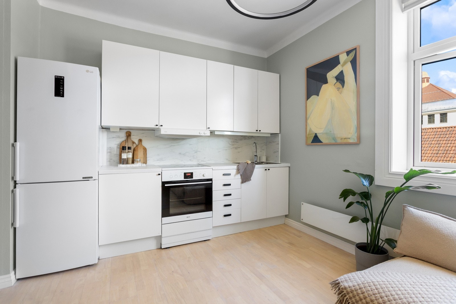 Delikat kjøkken med hvite glatte fronter. Galleribilde