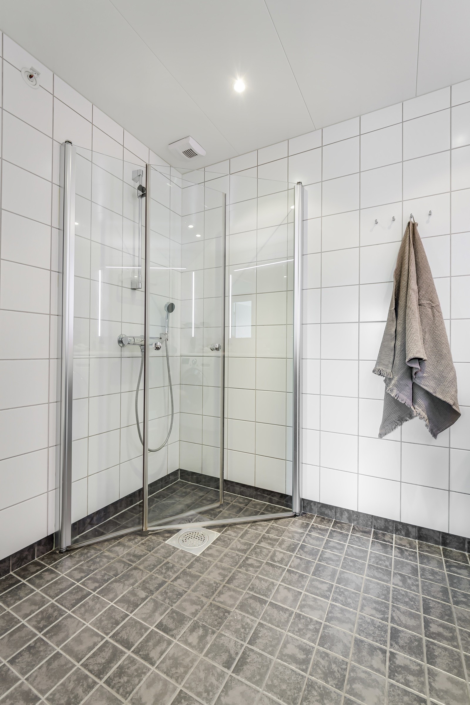 Baderommet er også utstyrt med dusjhjørne med innfellbare glassdører og vegghengt toalett. Galleribilde