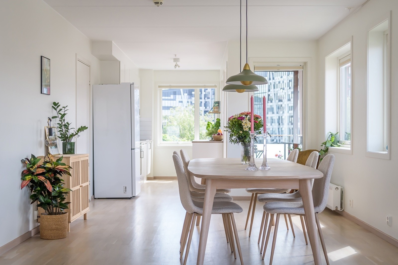 Spisestuen finner sin naturlig plass i tilknytning til kjøkkenet - her kan du enkelt dekke opp til langbord og invitere venner og familie på hyggelige selskap! Galleribilde