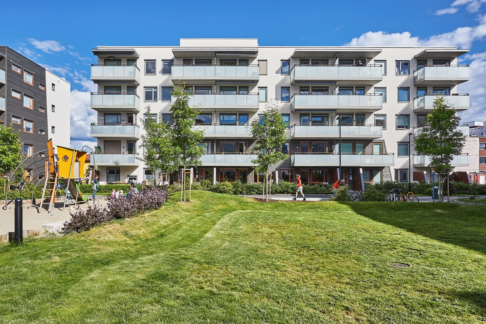 Leiligheten har en svært attraktiv beliggenhet på enden i byggets 3. etasje, med fantastisk dagslys fra tre ulike himmelretninger og to solrike balkonger! Galleribilde