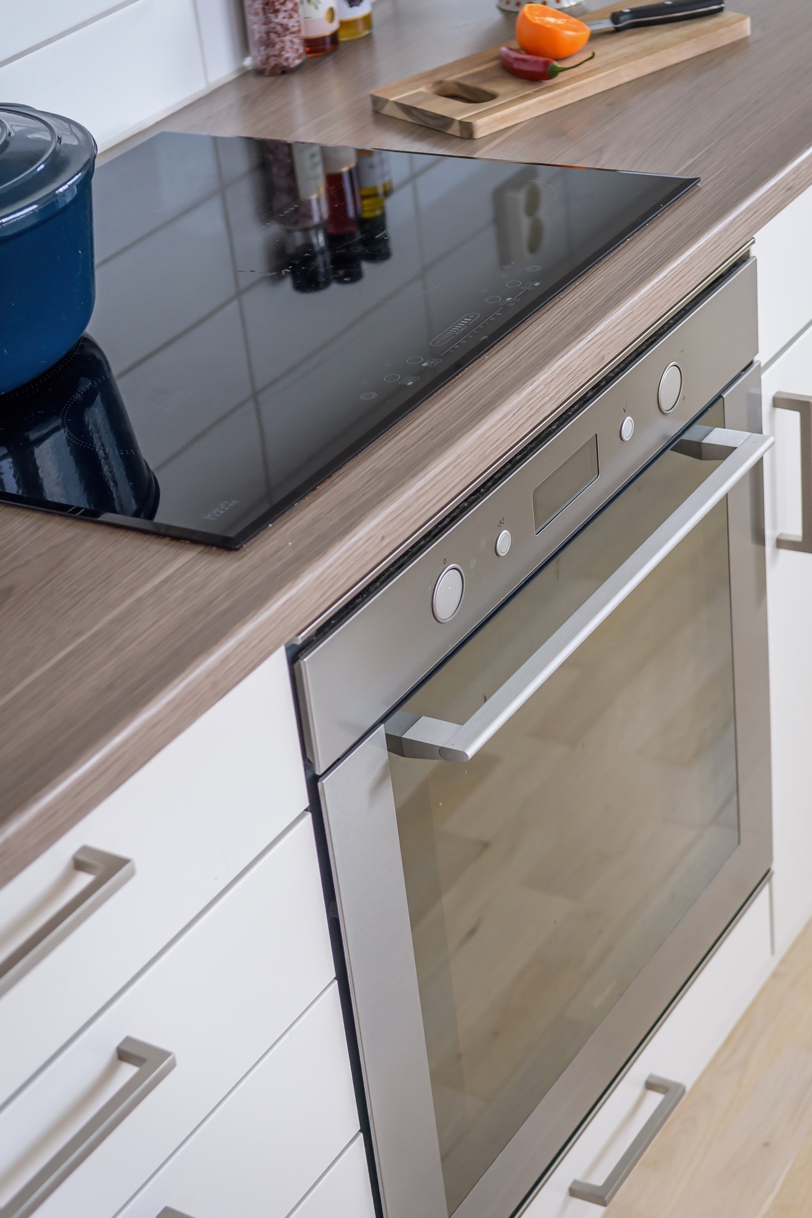 Praktisk med lyse fliser i benkeryggen og belysning under overskapene. Det er montert både komfyrvakt og automatisk vannstopper med fuktsensor. Galleribilde