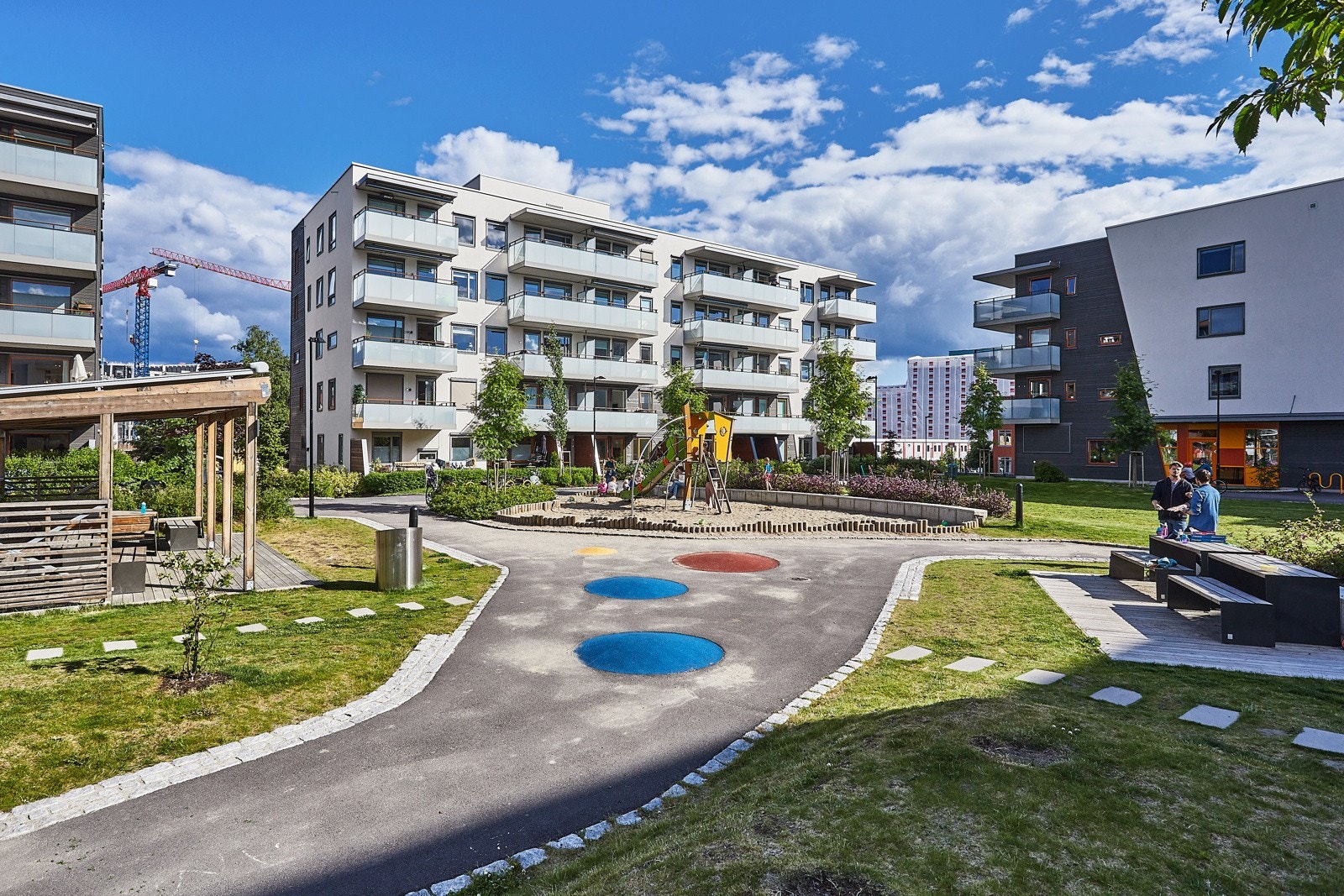 Området rolig og barnevennlig og kan bla. by på mange butikker, serveringssteder og flere treningssentre. God offentlig kommunikasjon med t-bane og buss som fort tar deg til andre deler av byen. Galleribilde