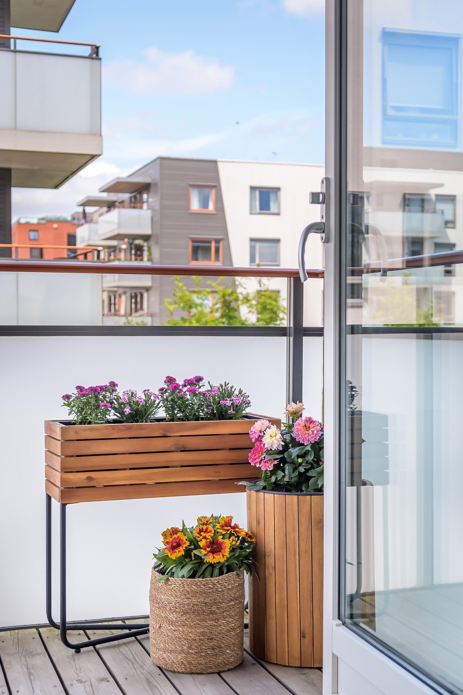 Balkongen har god plass til sittegruppe etter eget ønske, og det er tillatt med el- og gassgrill. Galleribilde