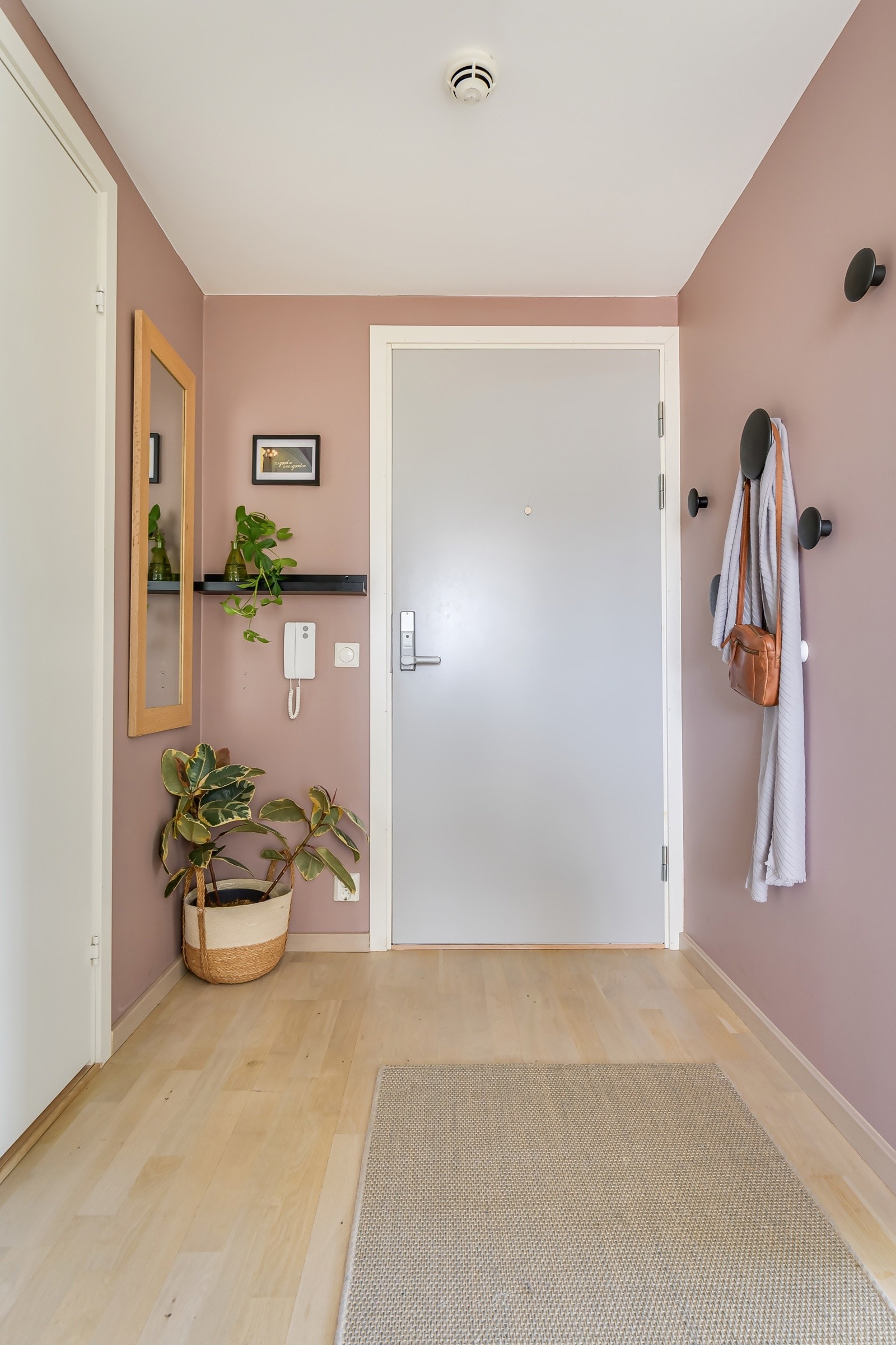 Innbydende og praktisk entrée/gang. Moderne standard med lys parkett på gulv, glatte overflater malt i en nydelig farge og skjult elektrisk anlegg. Galleribilde