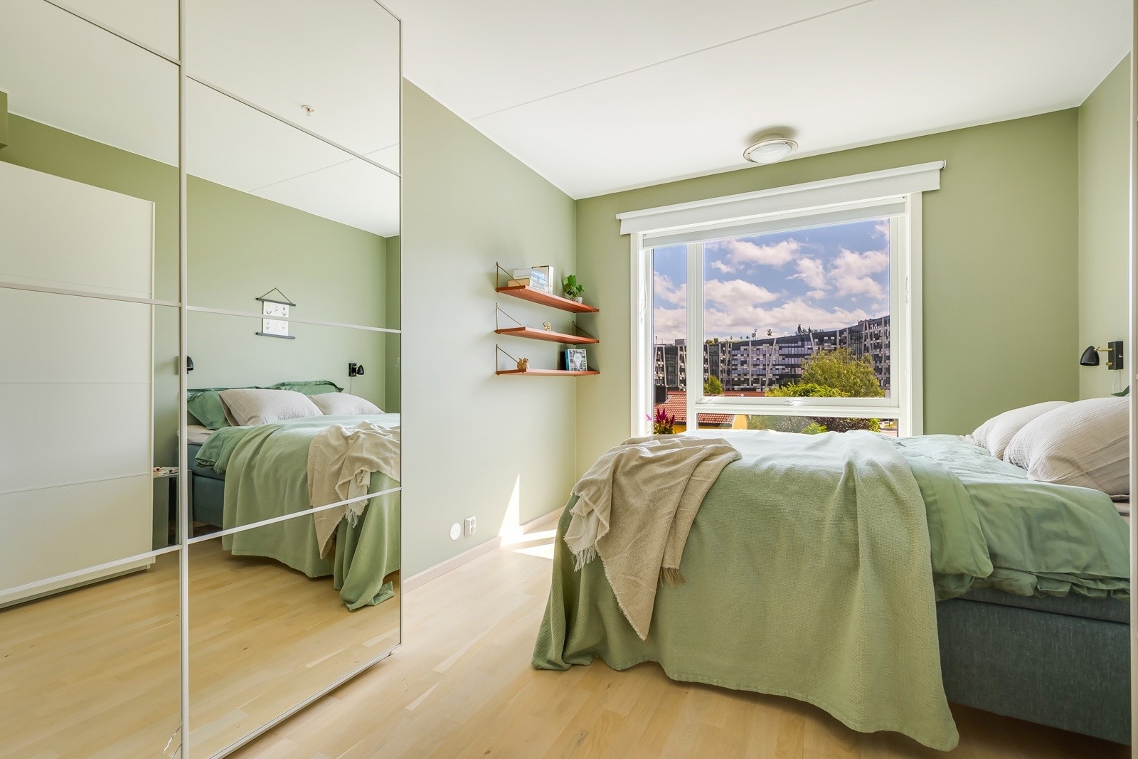 Rikelig med oppbevaringsplass i to skyvedørsgarderober som medfølger i handelen. Galleribilde