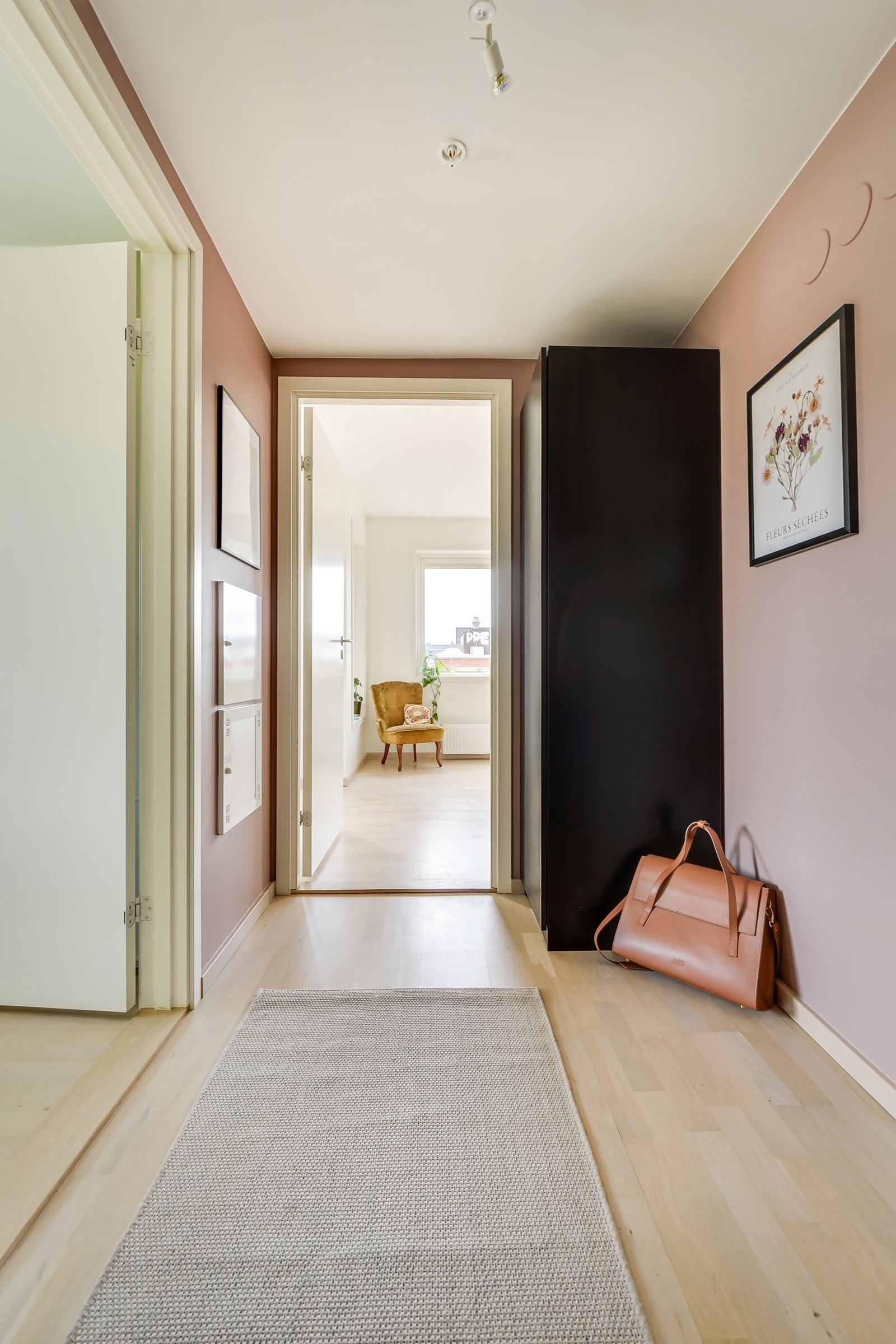 I entréen har du god plass til sko i mørkebrunt garderobeskap, samt ytterligere plass til oppheng, skoskap eller kommoder. Galleribilde