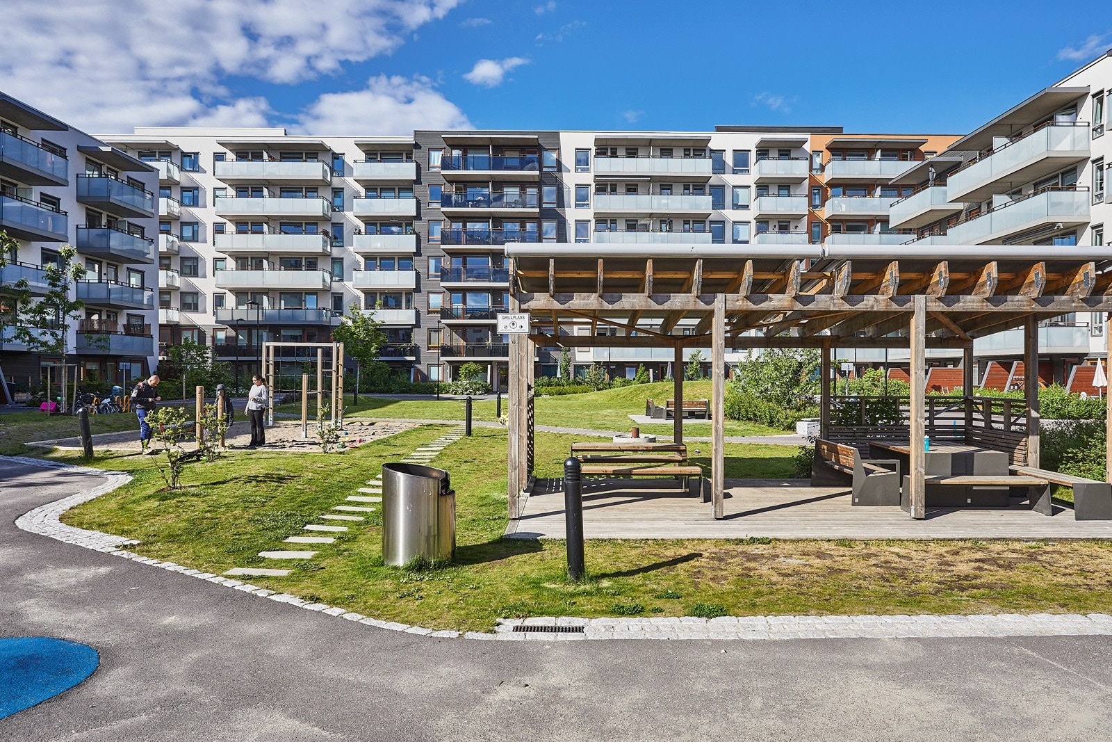 Fellesområdet er opparbeidet med blant annet internstier, plenarealer og diverse beplantning. Galleribilde