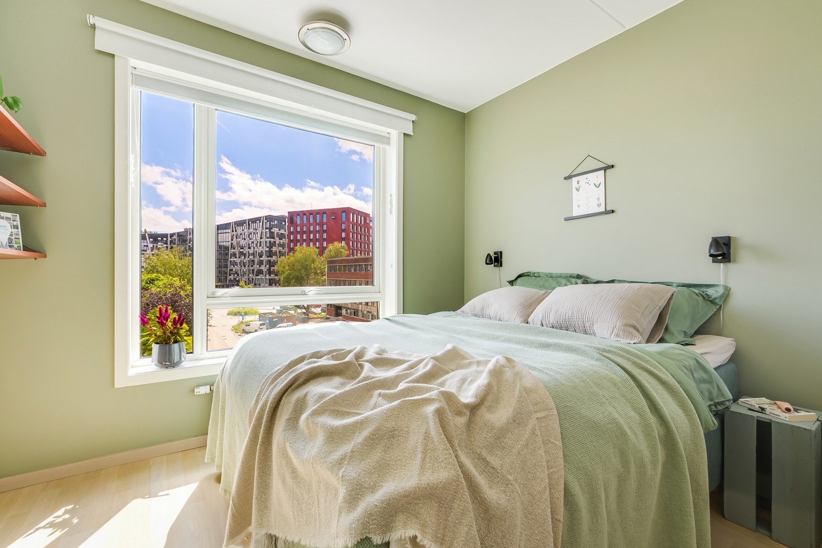 På soverommet har du naturlig plass til en dobbeltseng med tilhørende nattbord. Galleribilde