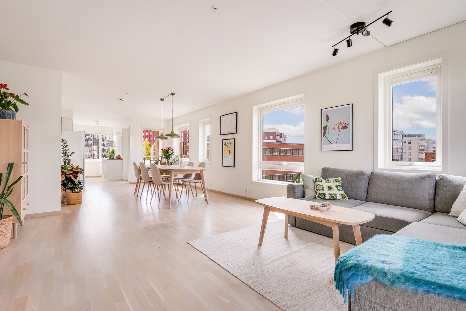 Usedvanlig romslig og luftig stue med god plass til flere sittegrupper og hyggelige soner. Galleribilde