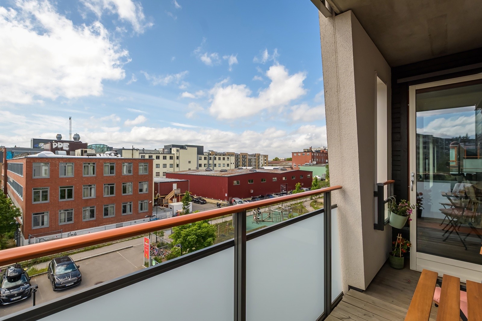 Her er det lagt til rette for mye utendørs glede, uansett tid på dagen! Fra balkongen ser man også til Gartnerløkka barnehage med førsteprioritet for de som bor i borettslaget. Løren skole er heller ikke langt unna. Galleribilde