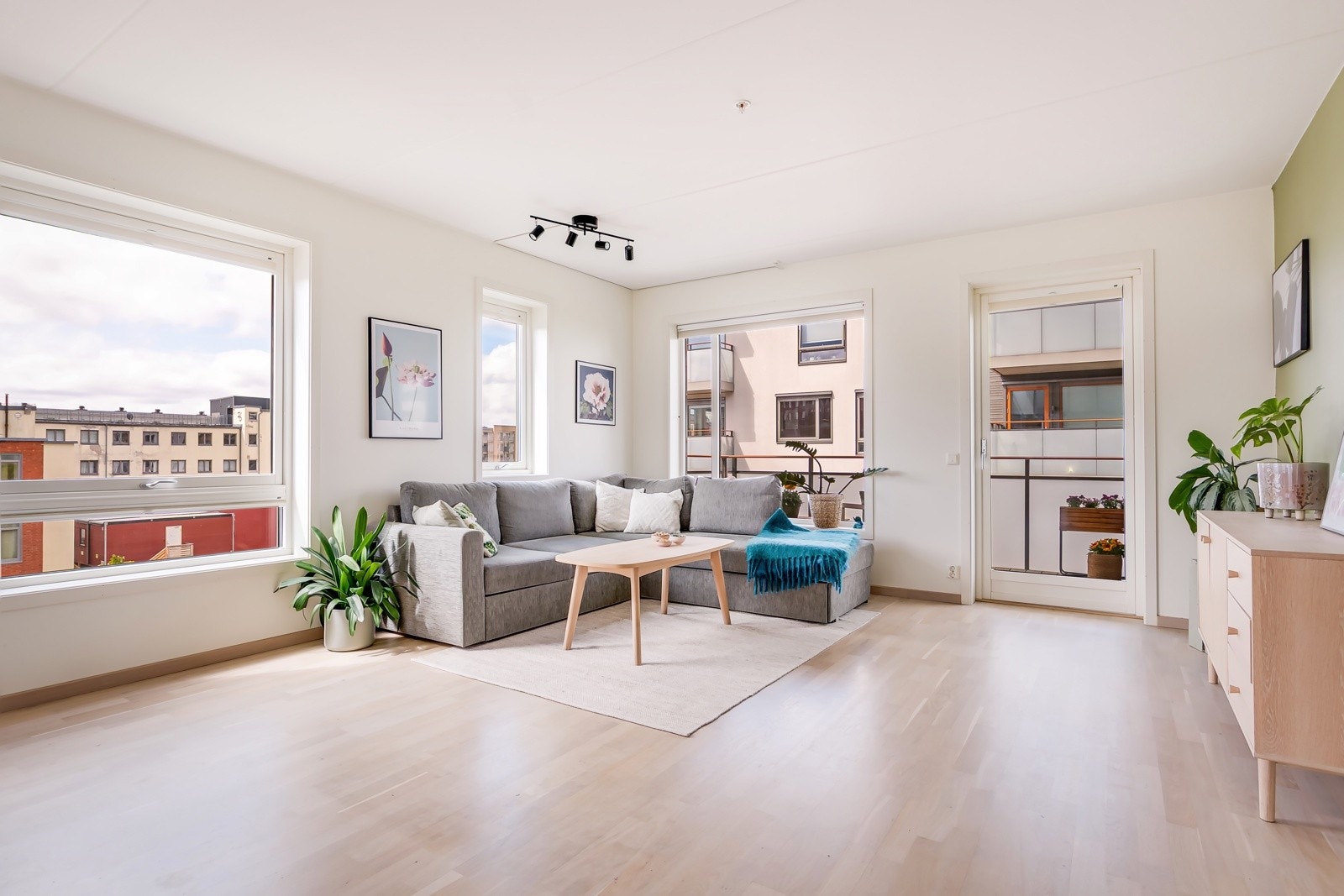 Stuen er leilighetens naturlige oppholdsrom - et lyst, innbydende og romslig areal med god planløsning. Galleribilde