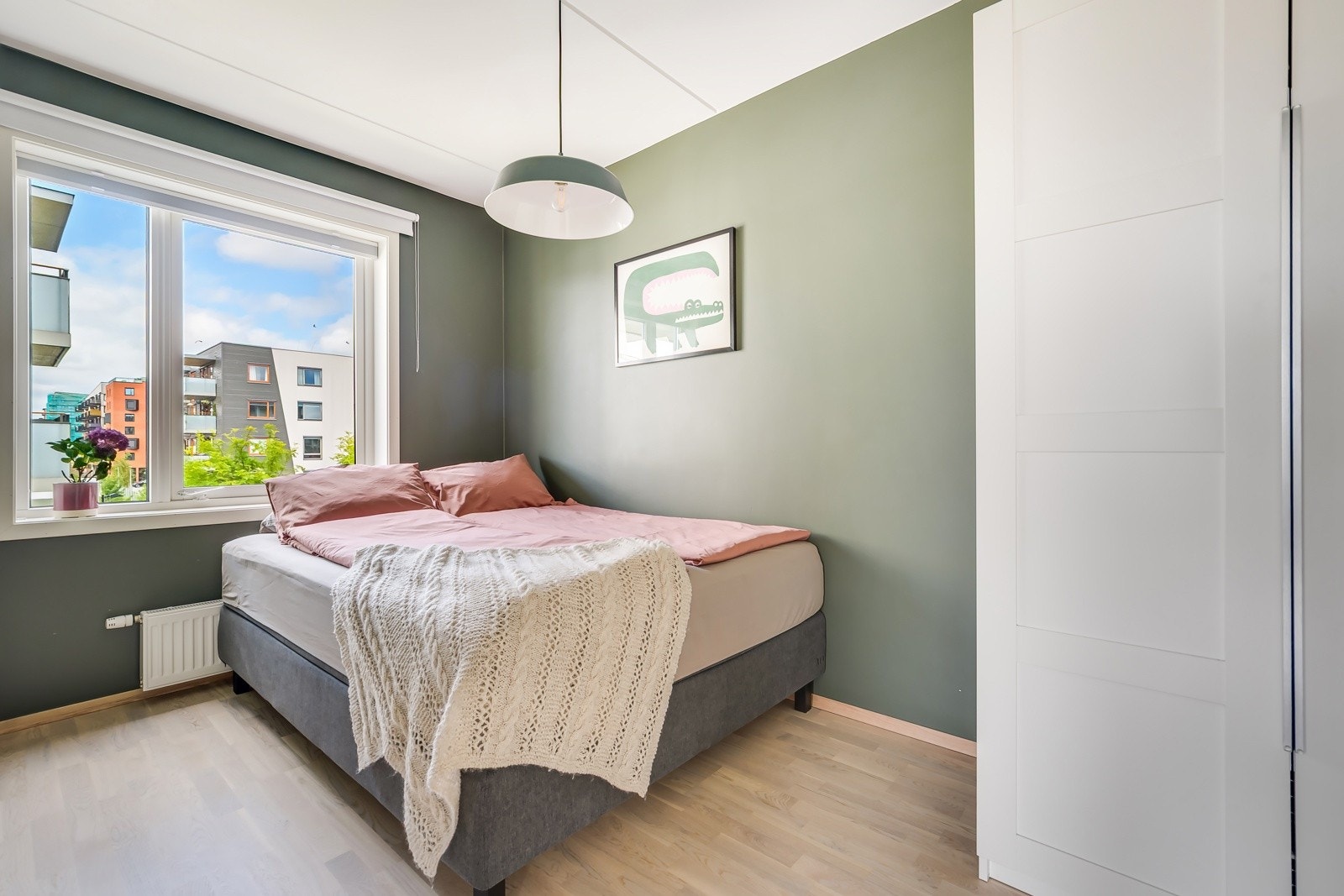 Det andre soverommet er et lyst og fint rom med masse oppbevaringsplass. Galleribilde