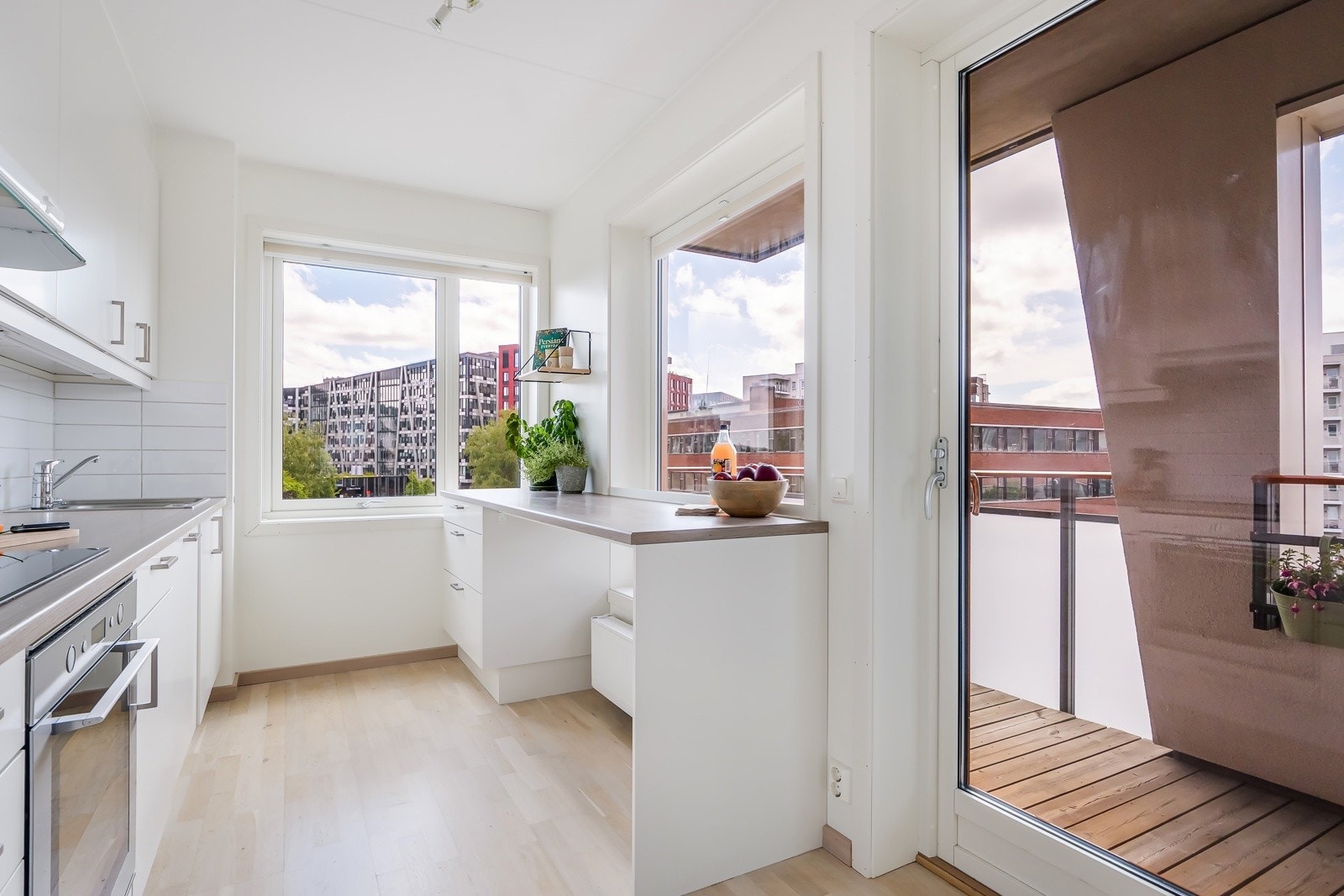 Fra kjøkkenet er det utgang til den andre balkongen, en solfylt sydvestvendt balkong på ca. 5m². Galleribilde