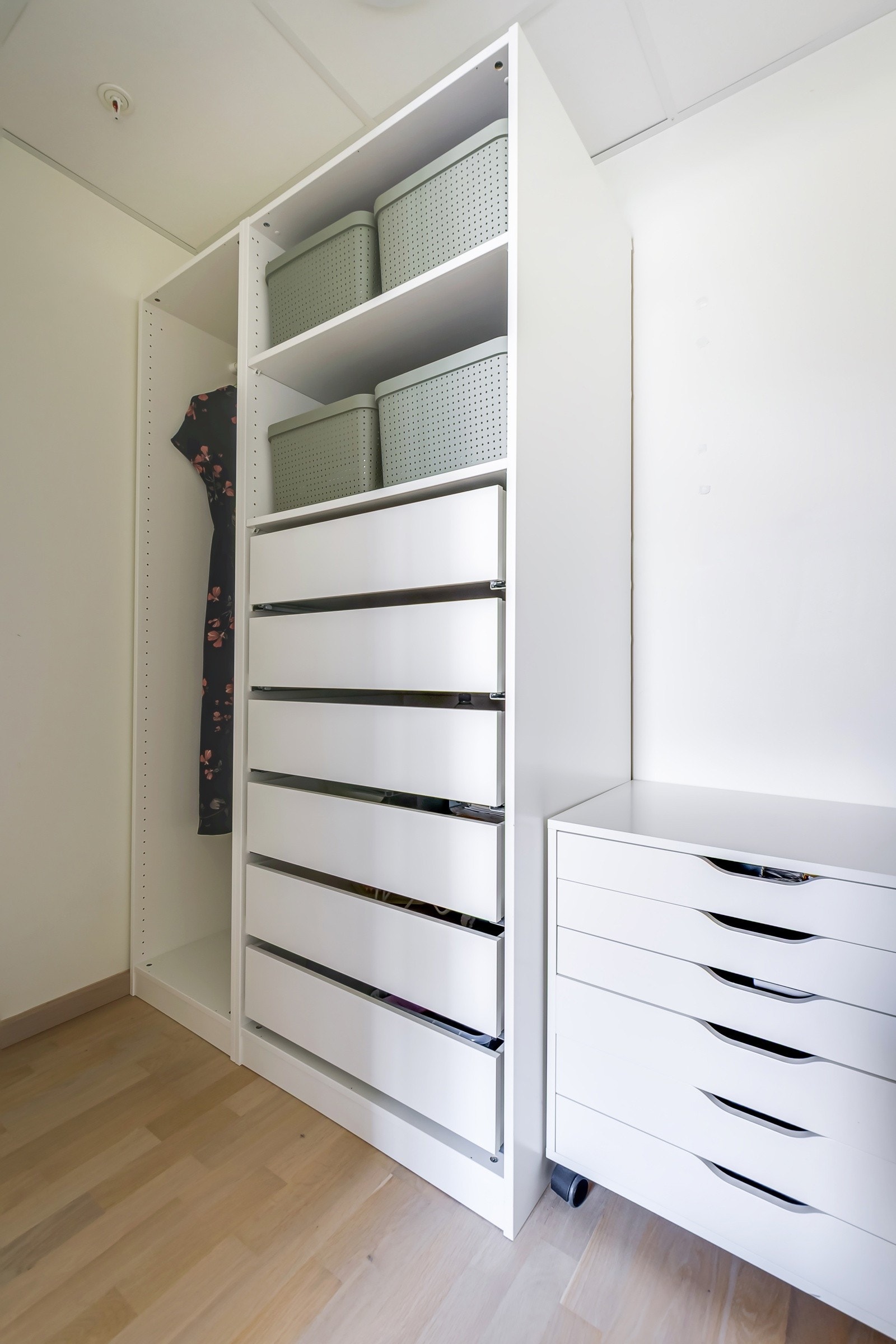 Her finner du en åpen garderobeløsning med skuffer, hyller og oppheng, i tillegg til ekstra gulvplass som gir gode muligheter for lagring. Galleribilde